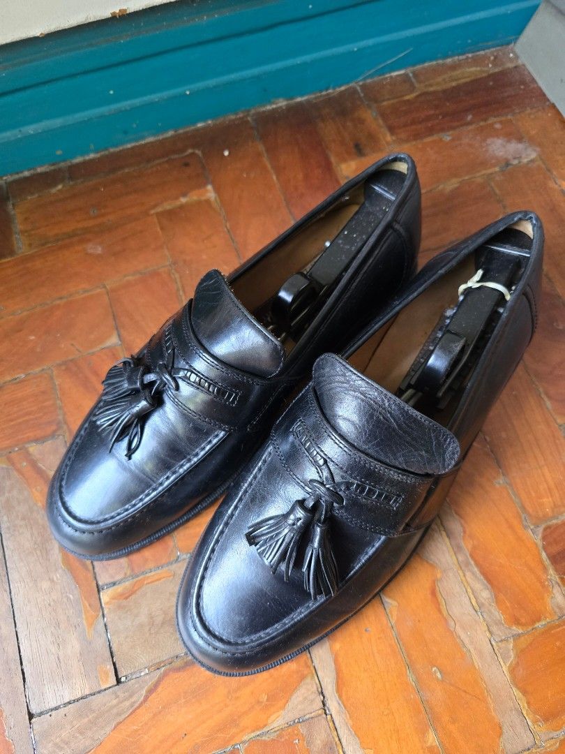 Johnston & Murphy Black Leather Tassel Loafers (Category: Dress Shoes) located in Quezon City. Submitted by quirkfox77 (Listing ID 1417582453, Image 1). Description: Classic black leather loafers from Johnston & Murphy. Features a tassel design and a slip-on style. The shoes have a leather sole and a cushioned insole. The size is 7.5 M. The shoes appear to be well-maintained and ready for wear. Perfect for both formal and casual occasions..