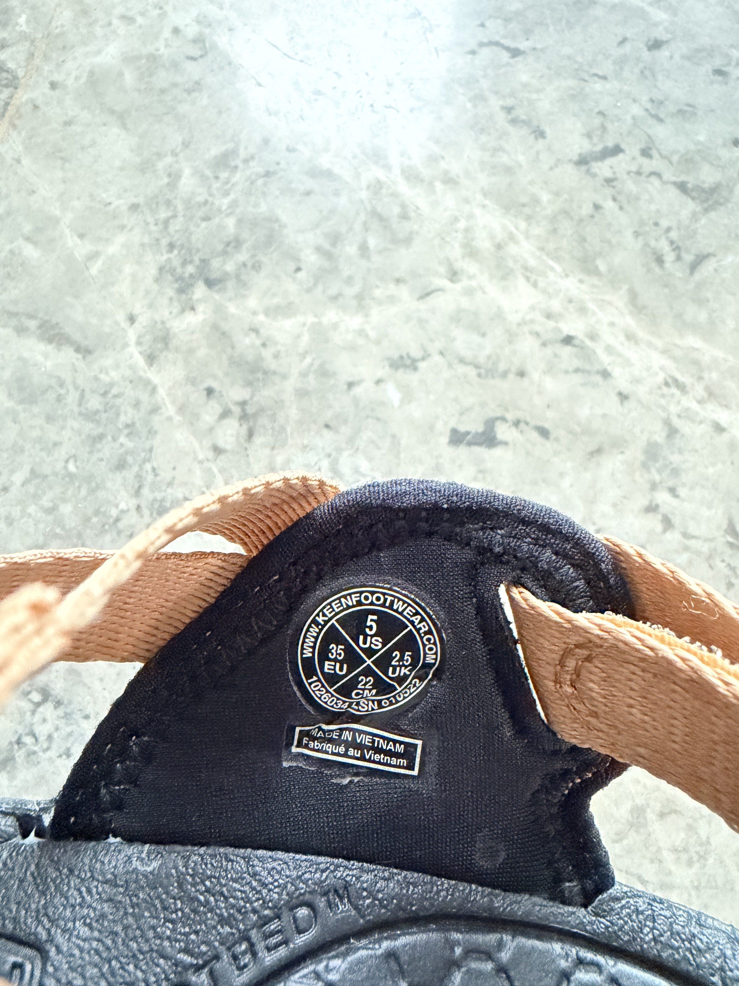 KEEN Zerraport II Sandals - Tan/Black (US 5 / EU 35) (Category: Sandals) located in Singapore. Submitted by happypenguin.233 (Listing ID 1417512696, Image 2). Description: Condition: 10/10 (Brand New Without Tag) Only tried on indoors once. Never worn outside, soles are clean as seen in photos. Decided to sell as the size isn’t right for me. Details: • Brand: KEEN • Model: Zerraport II • Color: Tan / Black • Size: US 5 | EU 35 | UK 2.5 | 22cm.
