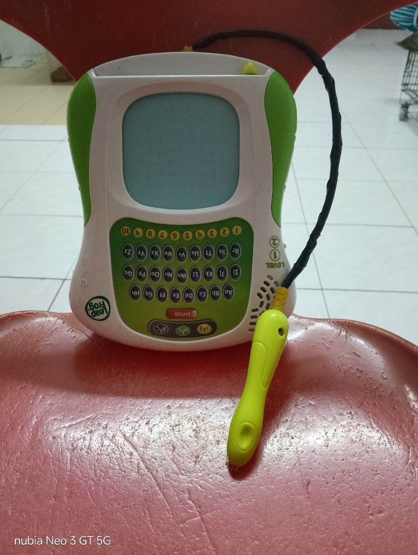 LeapFrog Scribble & Write (Category: Educational & Learning Toys) located in Klang. Submitted by michell40 (Listing ID 1417576654, Image 1). Description: - LeapFrog Scribble & Write educational toy. - Features a screen for writing practice. - Includes an alphabet keyboard and number buttons. - Comes with an attached stylus. - Offers two learning level settings. - Color: Green and white..
