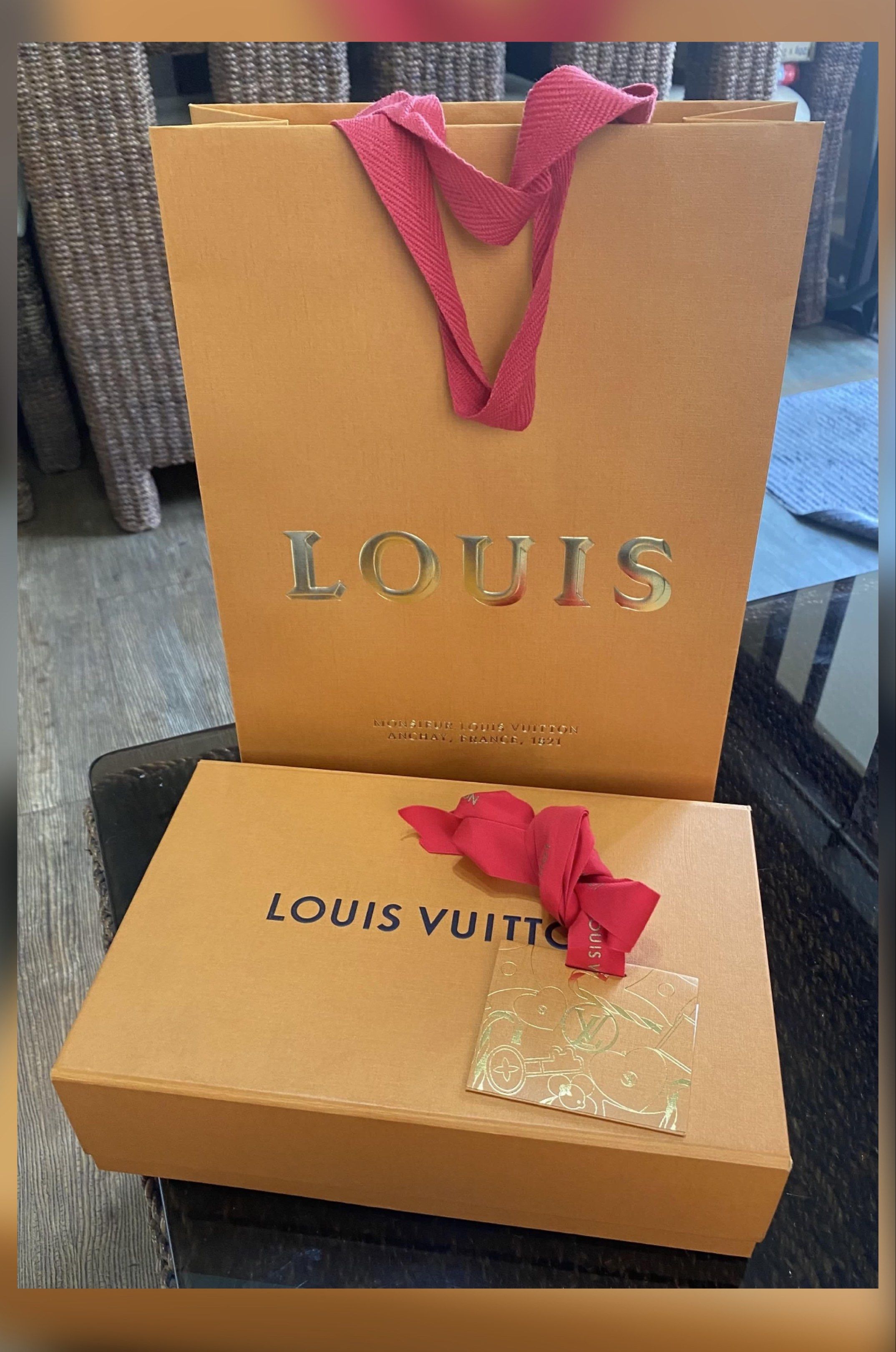 Louis Vuitton box (Category: Luxury Bags & Wallets) located in Manila. Submitted by murafinds26 (Listing ID 1417472638, Image 2). Description: Guaranteed authentic .