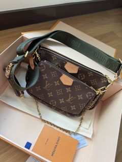 (Category: ) located in . Submitted by goodbyeeewardrobe (Listing ID 1417438479, Image 1). Description: .