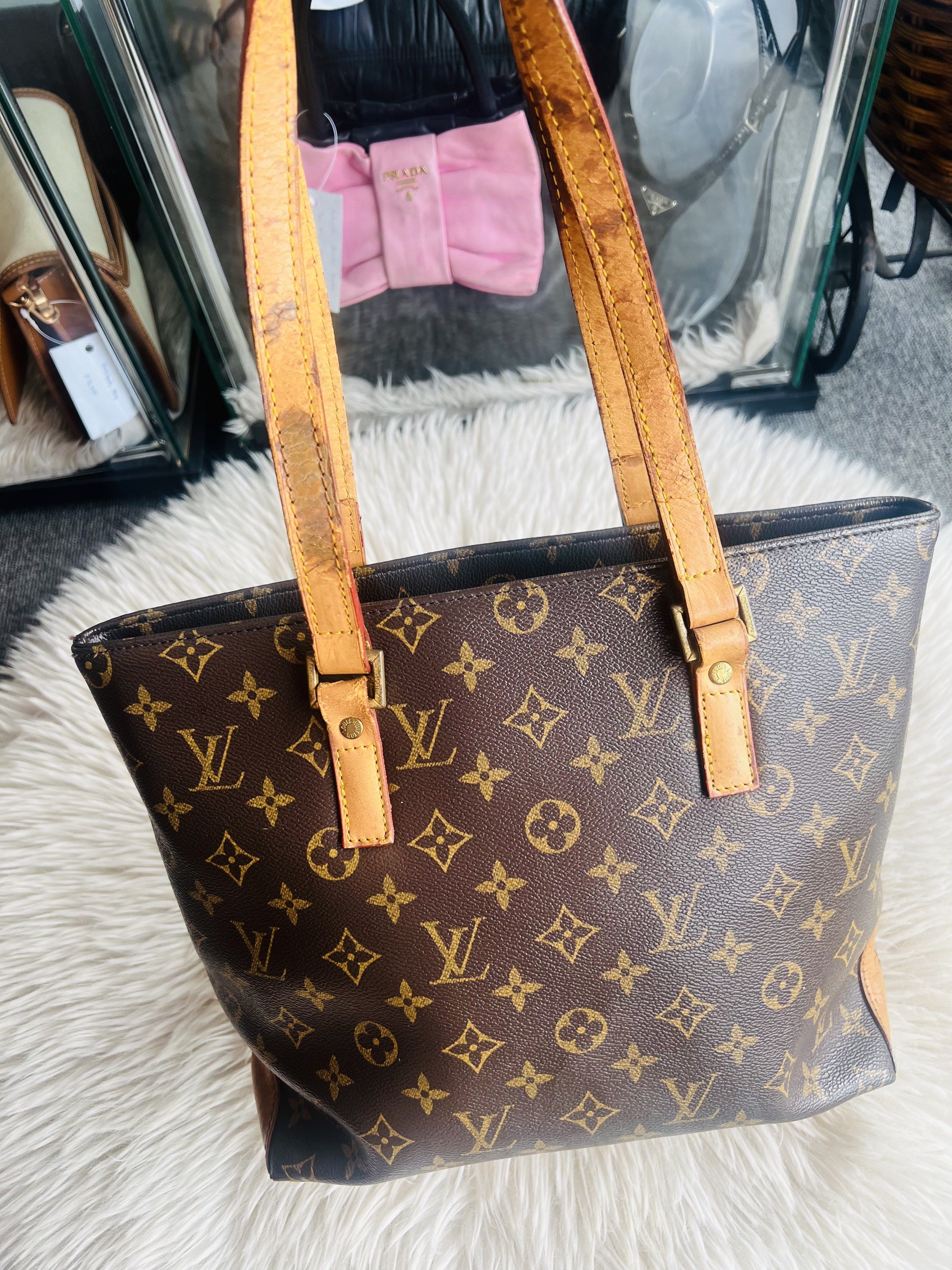 LV Vavin Small Tote Monogram Bag (Category: Luxury Bags & Wallets) located in Dumaguete. Submitted by lovebags.ph (Listing ID 1417473729, Image 1). Description: Preloved from Korea Pls see photos for the actual pictures.