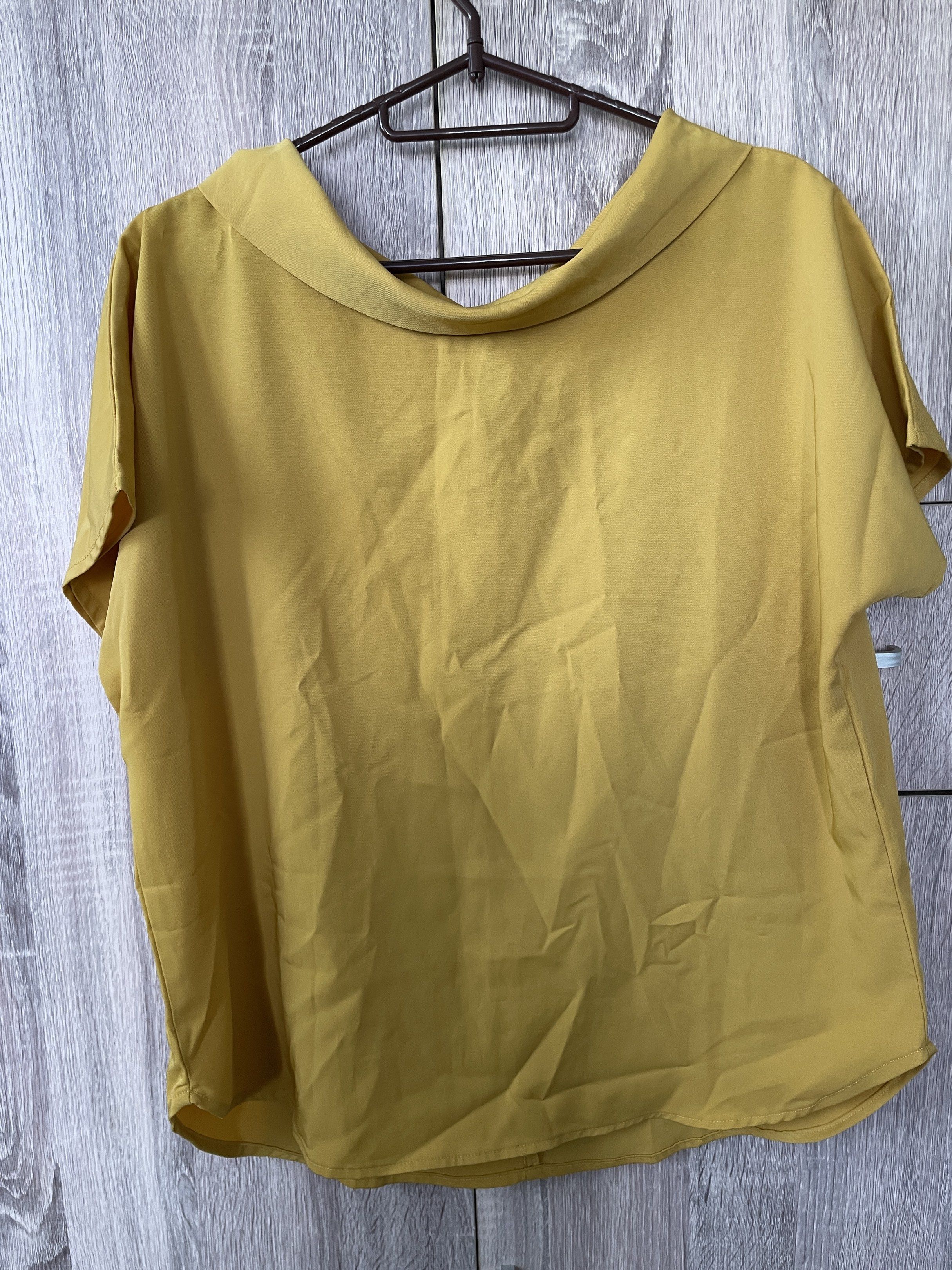 Mustard Yellow Top (Category: Blouses) located in Manila. Submitted by akingkingking (Listing ID 1417407030, Image 1). Description: - Mustard yellow top - Unique collar design - Short sleeves - Relaxed fit - buyer to shoulder shipping fee, sta mesa manila area.