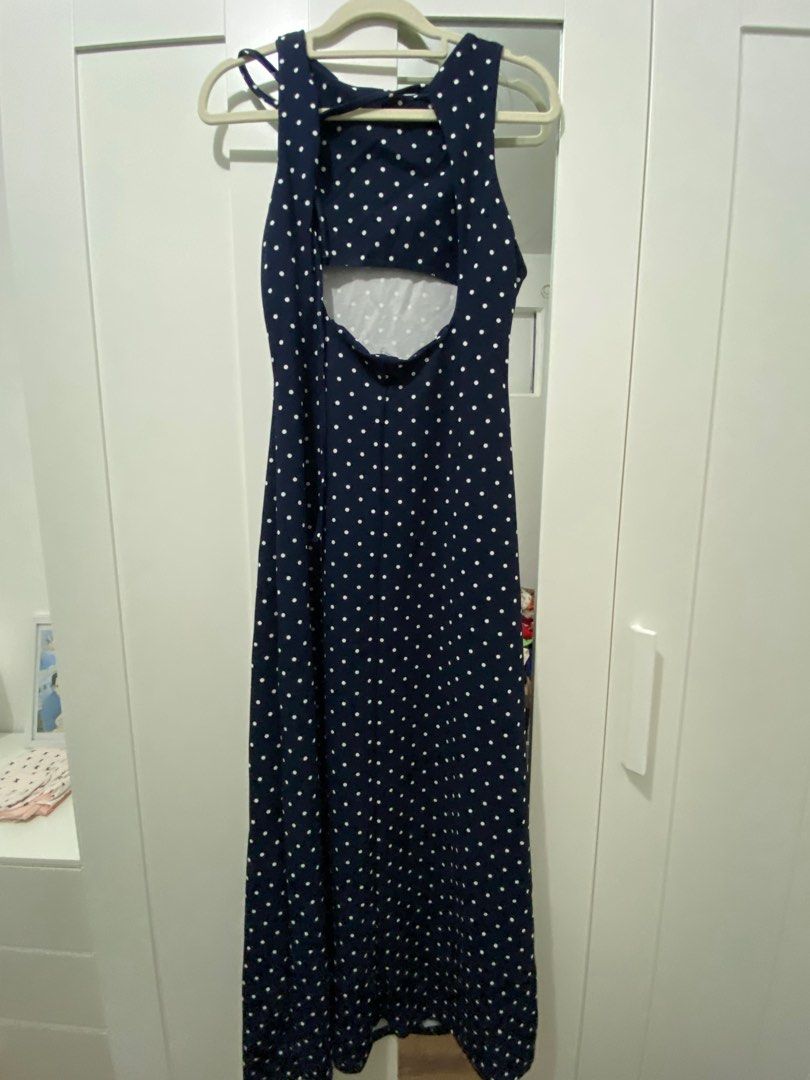 Navy Blue Polka Dot Long Dress Open Back (Category: Dresses) located in San Mateo. Submitted by hopefullyyoursmnl (Listing ID 1417535255, Image 2). Description: Size is XS Sinukat lang. too long for me.