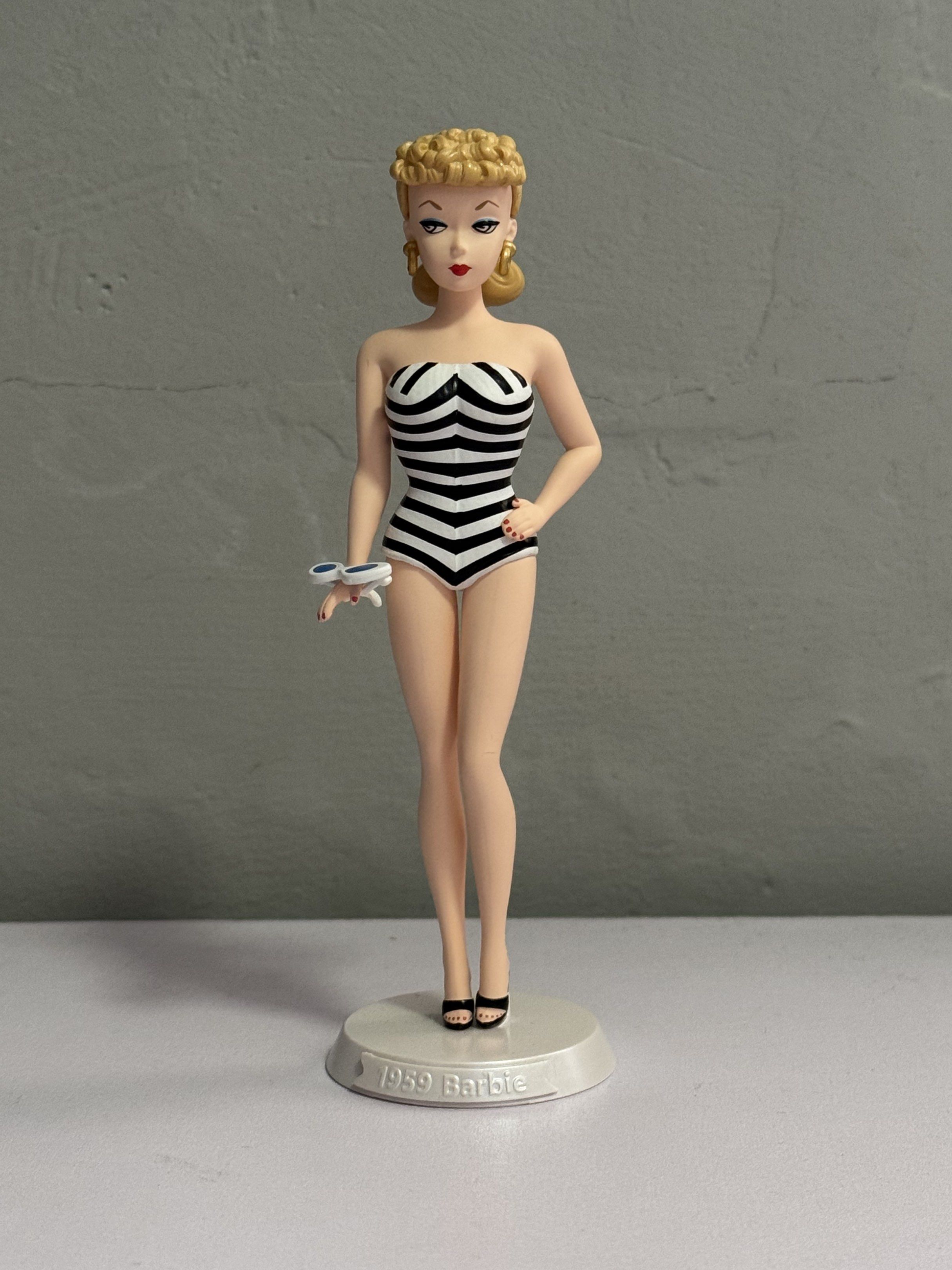 Popmart Barbie (Category: Kids Toys) located in Valenzuela. Submitted by maxellar (Listing ID 1417460083, Image 3). Description: Please feel free to read the descriptions of the item. Reminders: ⚠️ Payment First before Shipping ⚠️ PM me if SURE BUYER ⚠️ Shipping in Metro Manila, Bulacan ONLY ⚠️ MOD: Lalamove only FOR SALE (Popmart Barbie) 1959 Barbie = 600 1975 Skier Barbie = 300 (Maluwag yung butas nung foot kaya madali na siya matanggal sa peg 