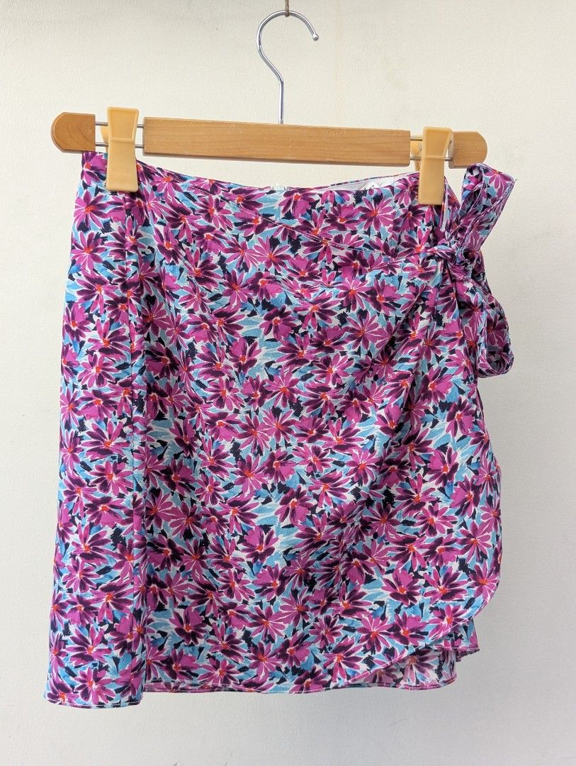 Purple Floral Skirt (Category: Skirts) located in Dinalupihan. Submitted by rummagethrough (Listing ID 1417529964, Image 2). Description: Skirt only — Waist: 32 best fit M-Semi L Length: 16 All photos available are already uploaded Color may vary due to lighting; actual item sizing applies Shipping via J&T and payment via BDO or GCash.