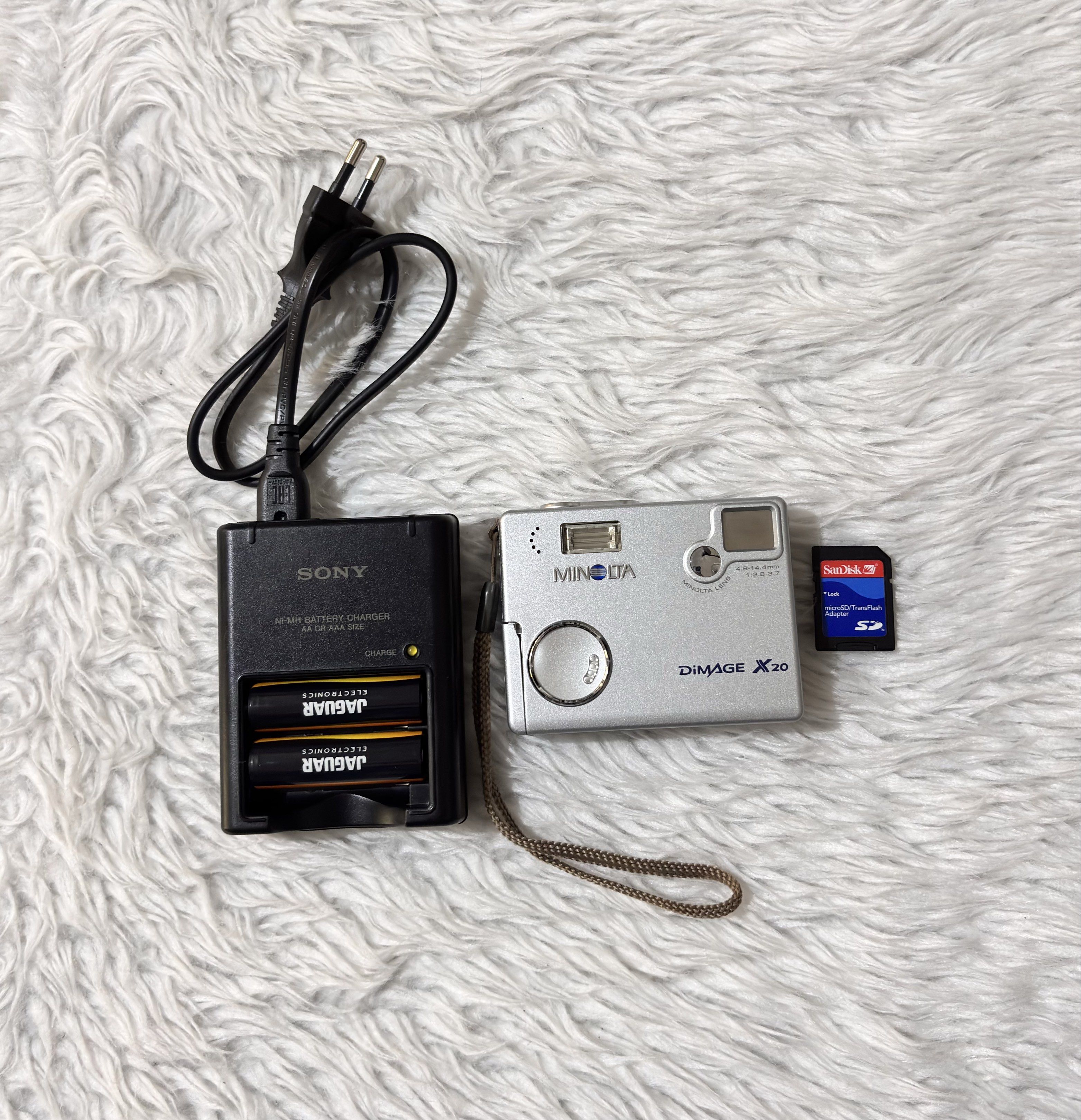 Rare Minolta Dimage X20 2.0MP (Category: Cameras) located in Paranaque City. Submitted by dalle_closet (Listing ID 1417486010, Image 1). Description: Key Features: Resolution: 2.0 Megapixels. Zoom: 3x optical zoom (4x digital). Design: Ultra-slim, compact, and lightweight, featuring a “folded optics” lens system. Power: Uses two AA batteries (alkaline or rechargeable Ni-MH). Storage: SD memory card. Screen: 1.6-inch LCD. Video: Recorded 320x240 Q