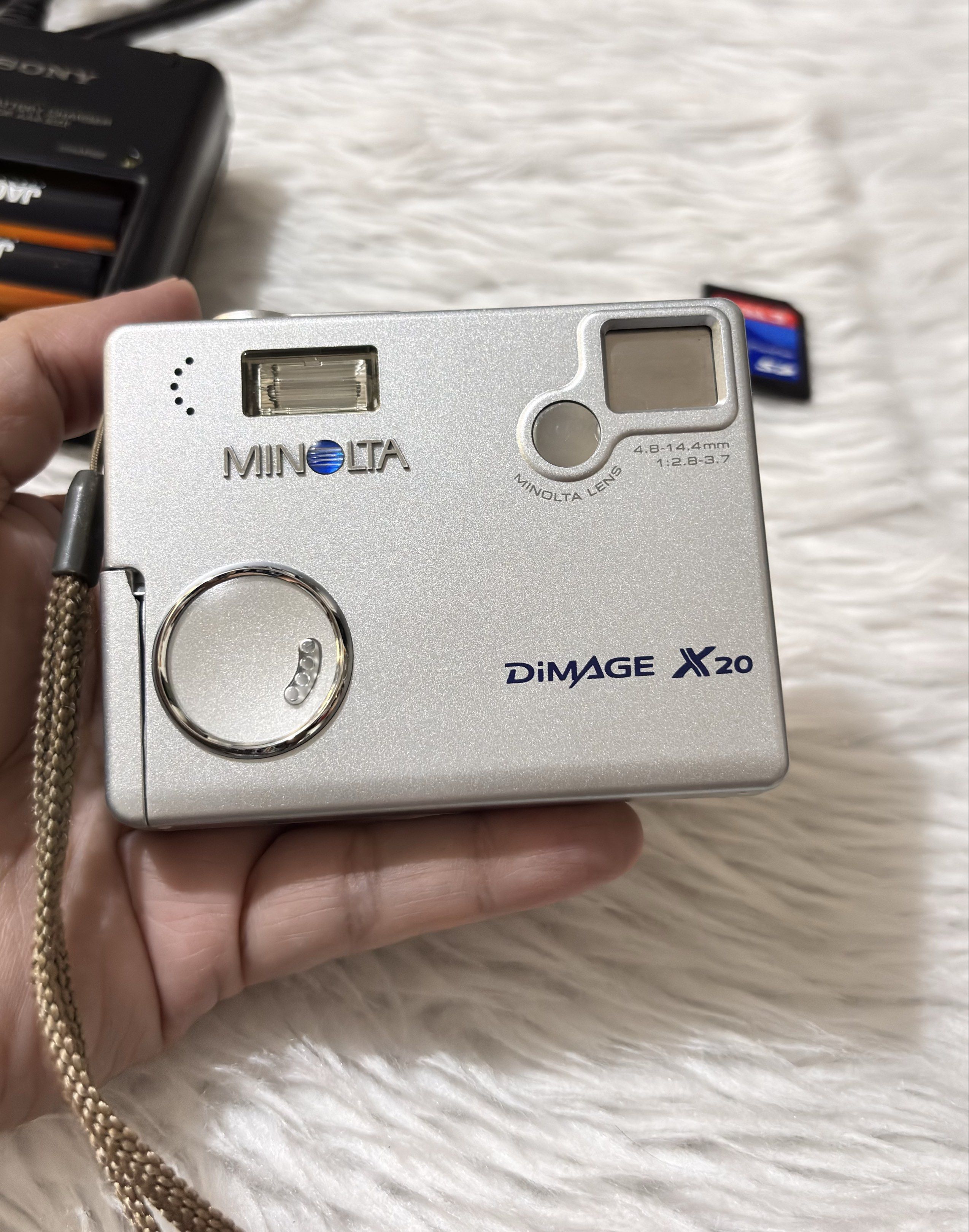 Rare Minolta Dimage X20 2.0MP (Category: Cameras) located in Paranaque City. Submitted by dalle_closet (Listing ID 1417486010, Image 2). Description: Key Features: Resolution: 2.0 Megapixels. Zoom: 3x optical zoom (4x digital). Design: Ultra-slim, compact, and lightweight, featuring a “folded optics” lens system. Power: Uses two AA batteries (alkaline or rechargeable Ni-MH). Storage: SD memory card. Screen: 1.6-inch LCD. Video: Recorded 320x240 Q
