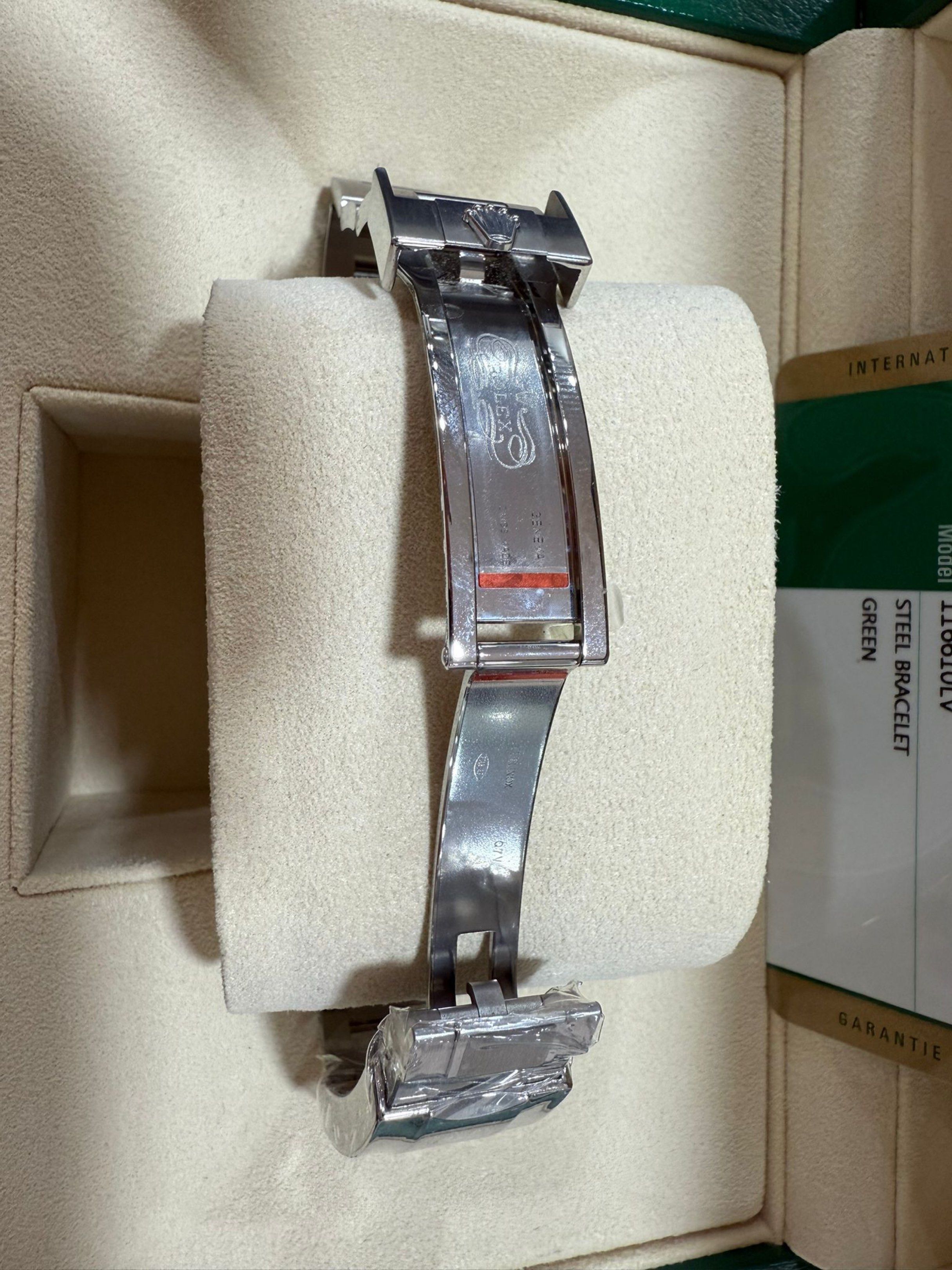 Rolex Submariner 116610LV 綠水鬼 （分類：手錶）位於 Hong Kong。 由 livemountain-503304 提交（商品編號 1417539371，圖片 3）。簡介： Rolex Submariner 116610LV 綠水鬼，配備綠色錶盤和綠色陶瓷錶圈。 錶殼和錶帶為不銹鋼材質。 附帶原裝盒、保修卡和說明書。 錶盤上帶有日期顯示。 錶扣上有 Rolex 標誌。 錶盤上標有“SUBMARINER”字樣。 🔸Rolex 116610LV 綠水鬼 綠面 Green🔴停產 🔸年份：2017 🔸配件：全套齊 Full set 🔸狀態：全新未使用 （原廠QR包裝膜） 🔺現金價：$168,000 ******** ♦️實體店交易 ♦️保證正貨正品 歡迎驗錶/上行 ♦️ 歡迎使用現金/轉數快/支付寶/微信支付 ******** 🏢廣誠鐘錶有限公司 銅鑼灣百德新街2-20號恒隆中心21樓01室 營業時間：星期一至六 10:00-18:00 *******