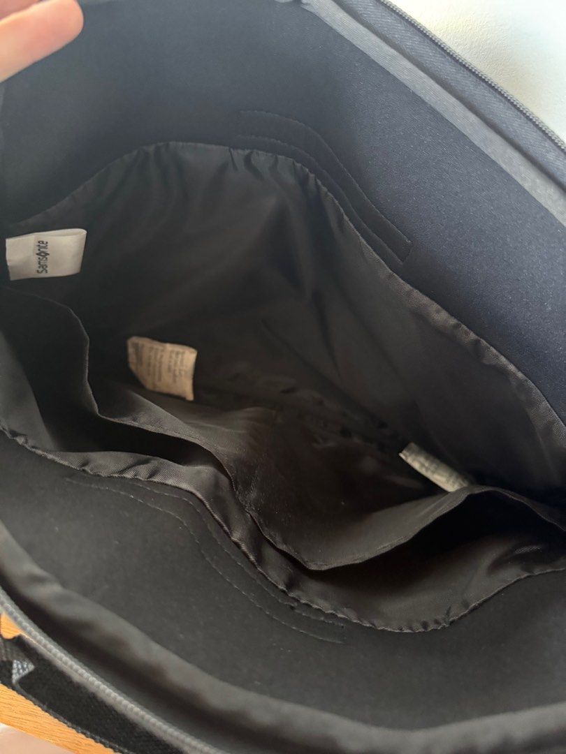 Samsonite Remy Martin Laptop Bag (Category: Laptop Bags & Sleeves) located in Paranaque City. Submitted by garagesale0 (Listing ID 1417500050, Image 3). Description: - Black Samsonite laptop bag - Features Remy Martin logo - Includes top handle and shoulder strap - Multiple interior compartments.