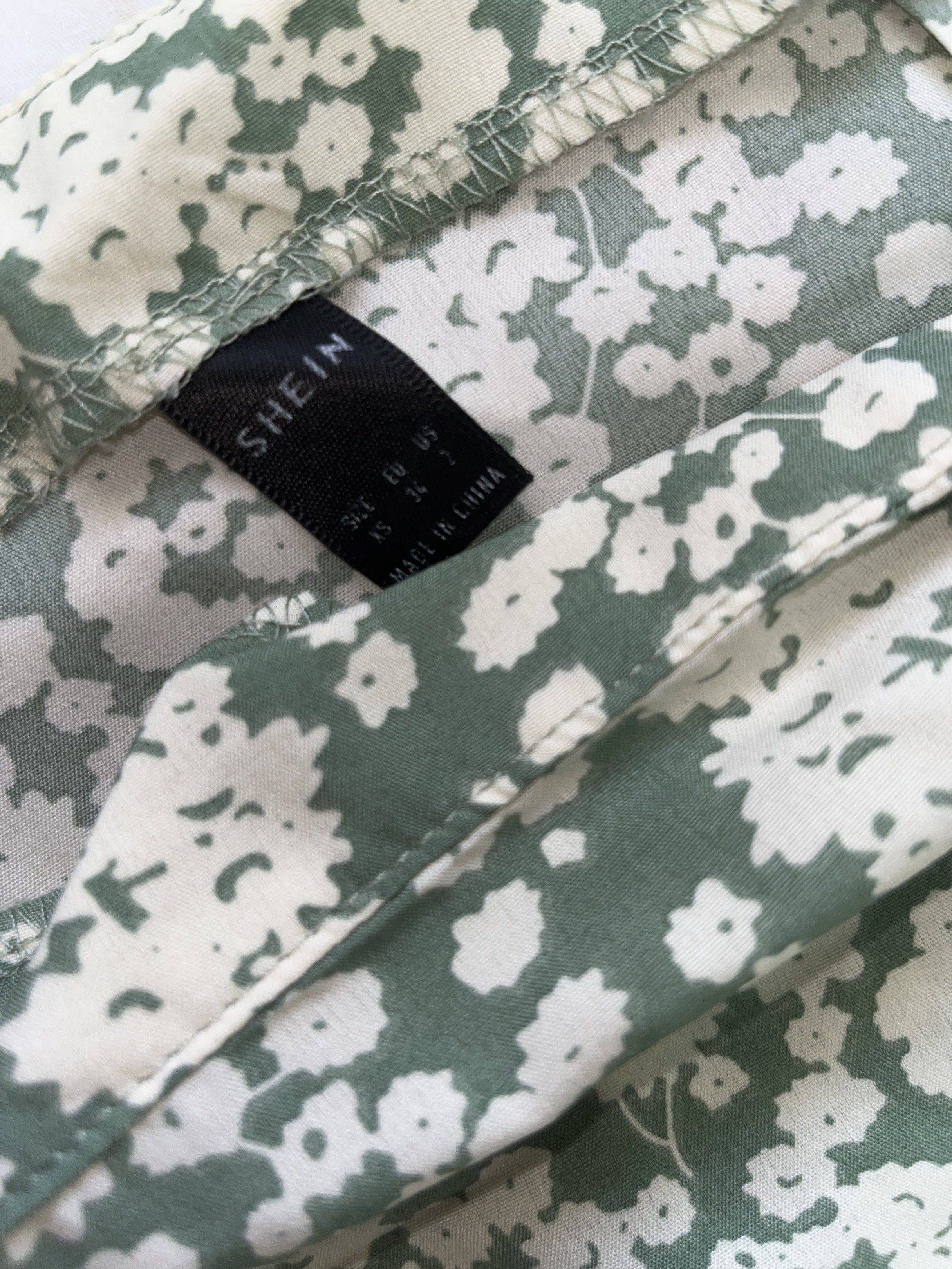 Shein Floral Slit Skirt (Category: Skirts) located in Quezon City. Submitted by goatedls (Listing ID 1417421875, Image 2). Description: - Shein floral skirt with slit - Size: XS - Color: Green base with white floral print - No flaws Still in perfect condition!.