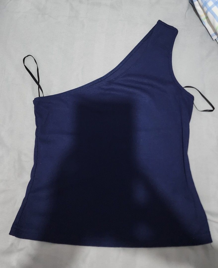 SHEIN Navy Blue Top (Category: Sleeveless) located in Imus. Submitted by sashafame (Listing ID 1417548137, Image 1). Description: - SHEIN navy blue top - Size M (EU 38, US 4) - Ribbed fabric - Made in China - Fabric care instructions included.
