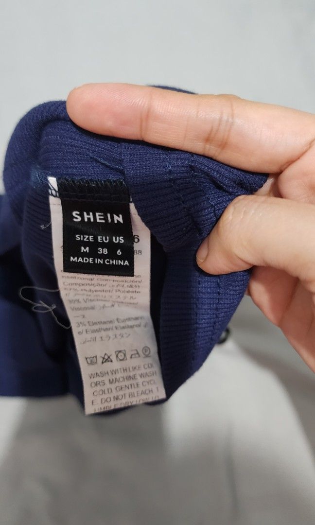 SHEIN Navy Blue Top (Category: Sleeveless) located in Imus. Submitted by sashafame (Listing ID 1417548137, Image 2). Description: - SHEIN navy blue top - Size M (EU 38, US 4) - Ribbed fabric - Made in China - Fabric care instructions included.
