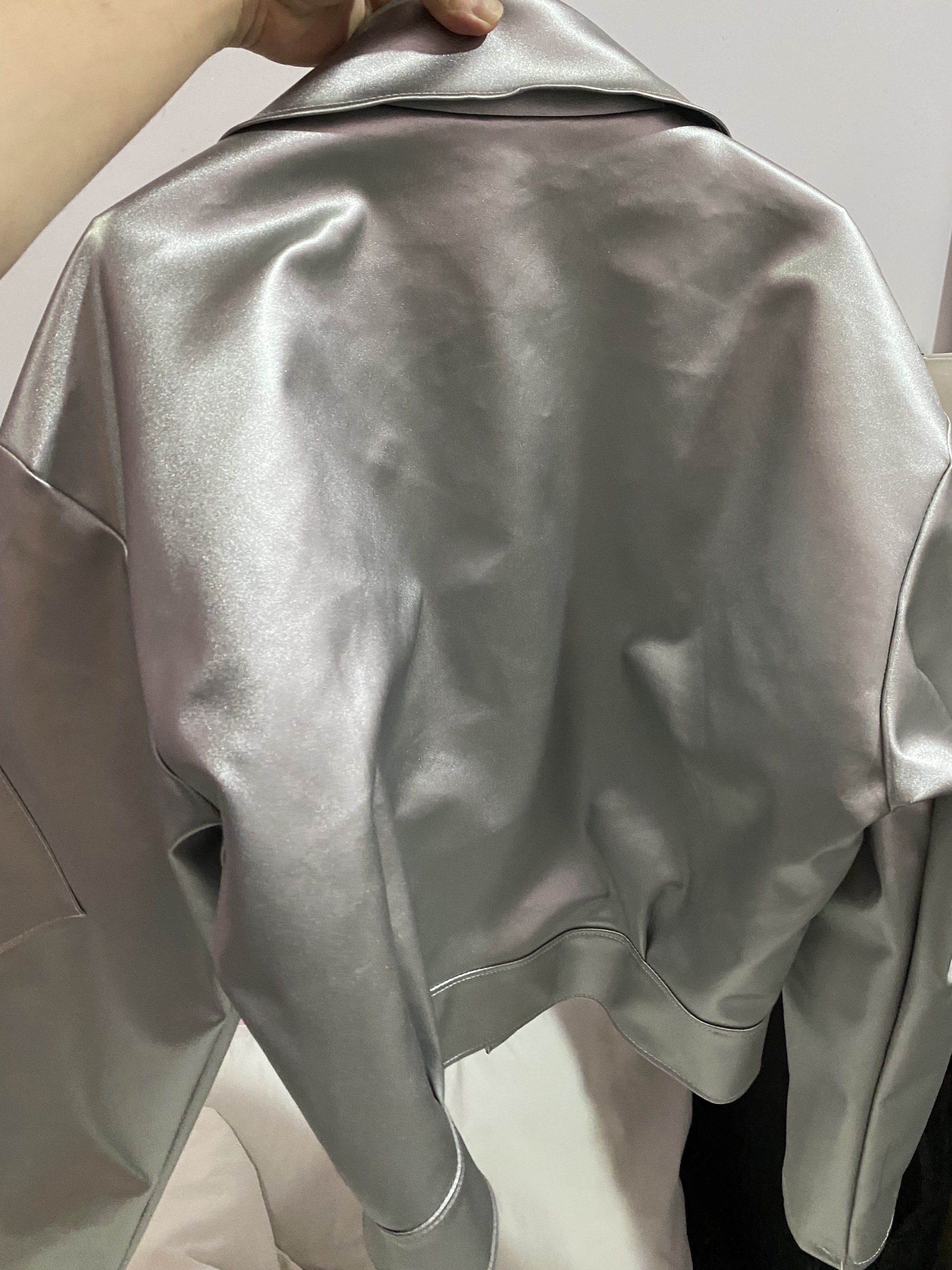 Silver jacket (Category: Longsleeves) located in Siliau. Submitted by pereloved90 (Listing ID 1417602091, Image 3). Description: Silver jacket for sale Pkai sekali je .