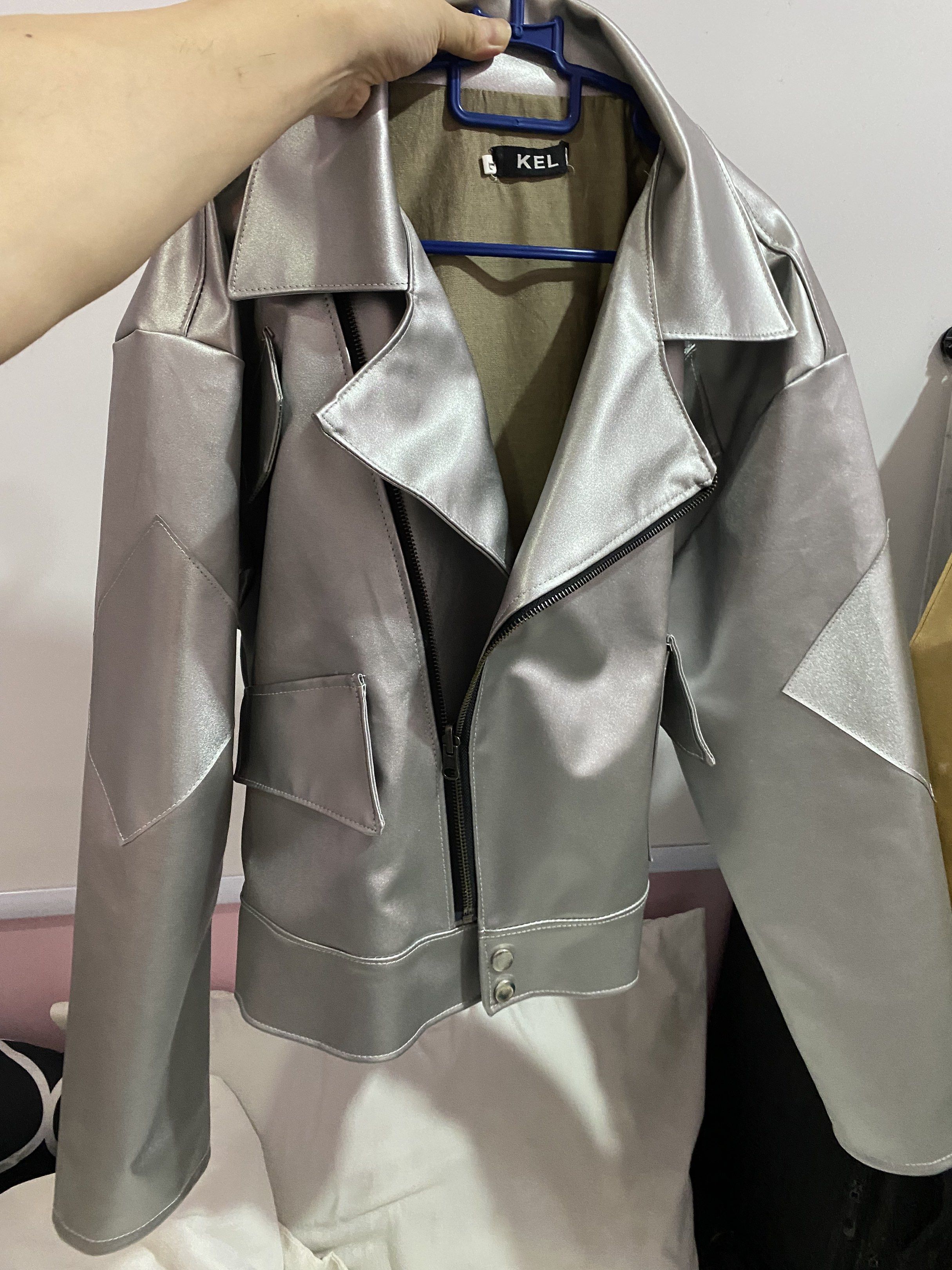 Silver jacket (Category: Longsleeves) located in Siliau. Submitted by pereloved90 (Listing ID 1417602091, Image 2). Description: Silver jacket for sale Pkai sekali je .