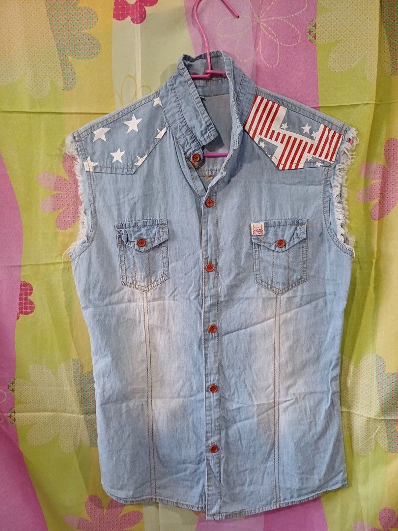 Sleeveless denim vest / button-down top (Category: Sleeveless) located in Cavite. Submitted by silentdeer-e11746 (Listing ID 1417411684, Image 1). Description: Casual, streetwear, o retro-American look – perpekto para sa mga mahilig sa bold at makulay na disenyo.