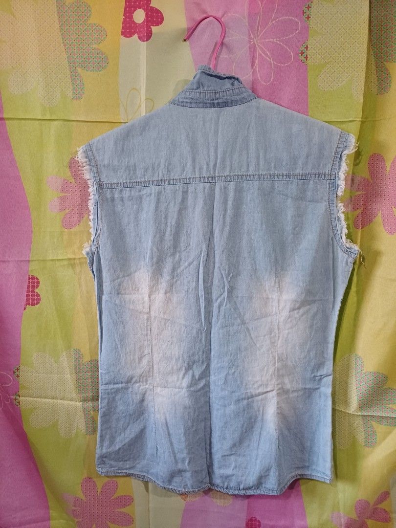 Sleeveless denim vest / button-down top (Category: Sleeveless) located in Cavite. Submitted by silentdeer-e11746 (Listing ID 1417411684, Image 2). Description: Casual, streetwear, o retro-American look – perpekto para sa mga mahilig sa bold at makulay na disenyo.