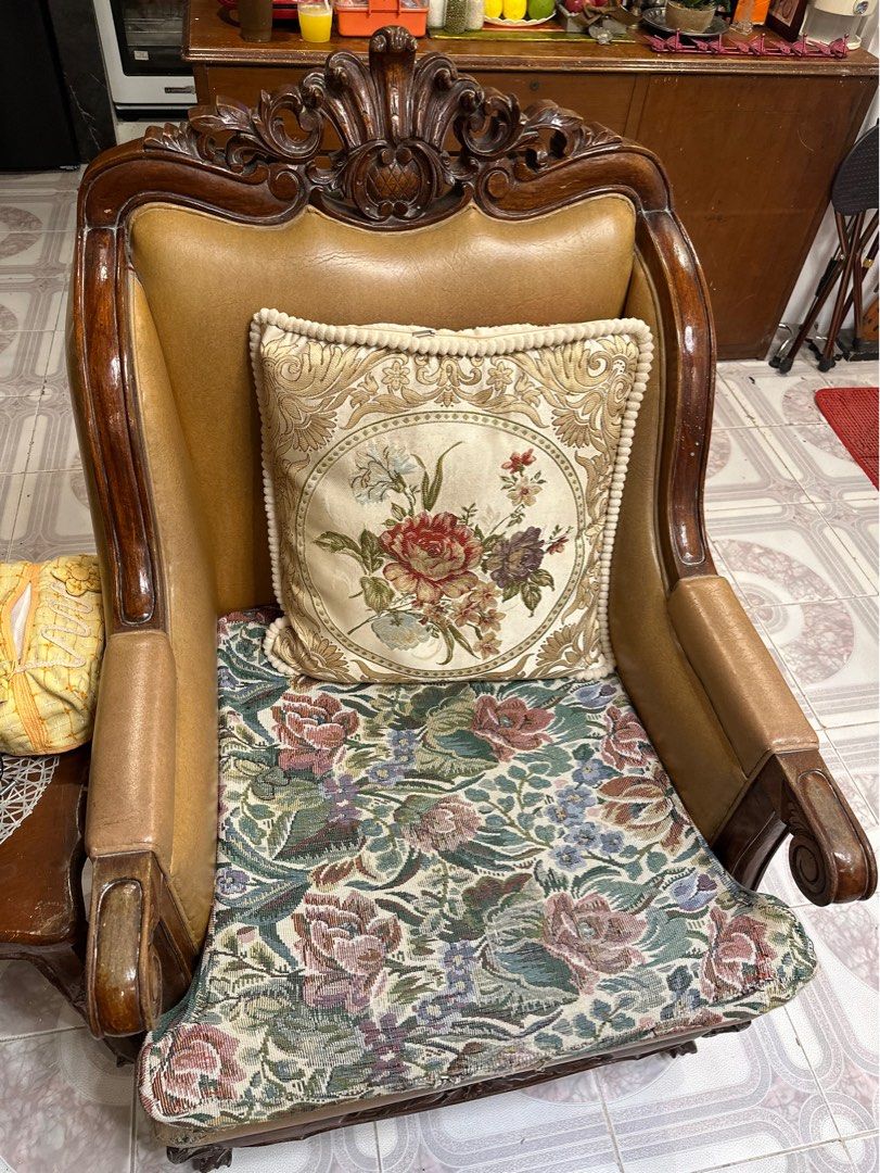 Sofa (Category: Sofas) located in Cavite. Submitted by mvk90 (Listing ID 1417546734, Image 3). Description: 1pc 3-4 seaters 2pc single seater Mabigat po itong sofa, Need lang palitan yung cushion cover. 35k original price.