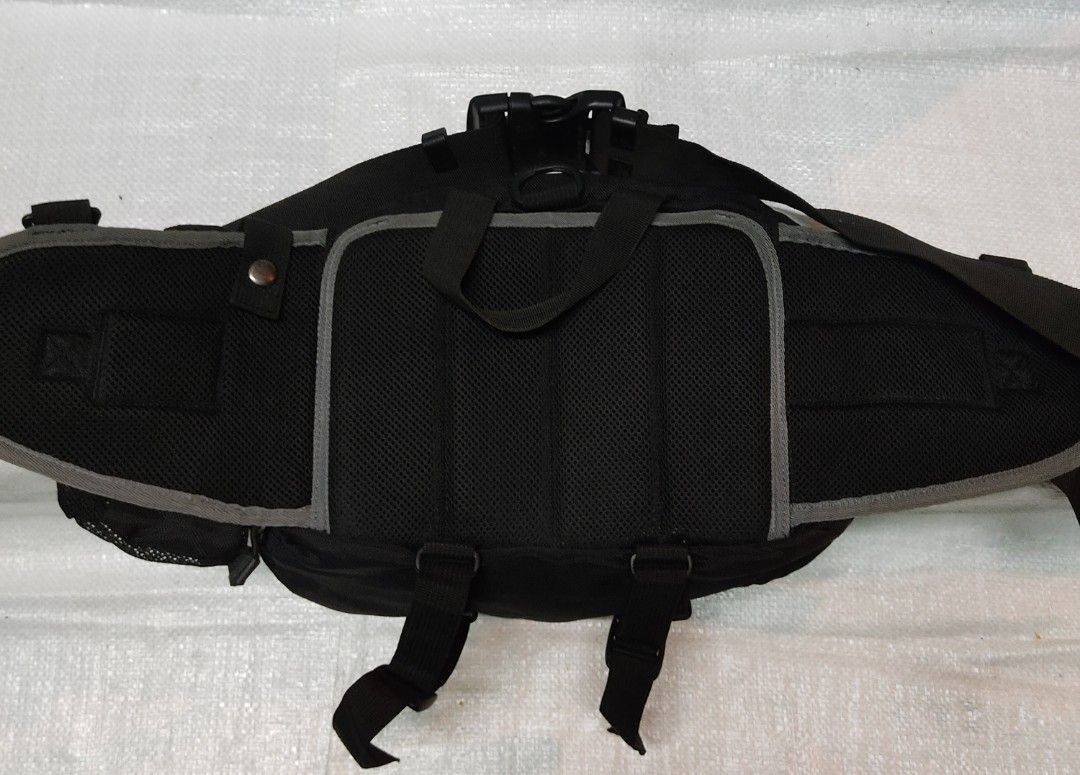 Taichi Waist Bag, Hand Bag (Category: Belt bags, Clutches and Pouches) located in Caloocan City. Submitted by skyhigh0919 (Listing ID 1417576454, Image 3). Description: -Taichi Waist Bag, Hand Bag -no issue, maayos at gagamitin na lang -contact #09388429469.
