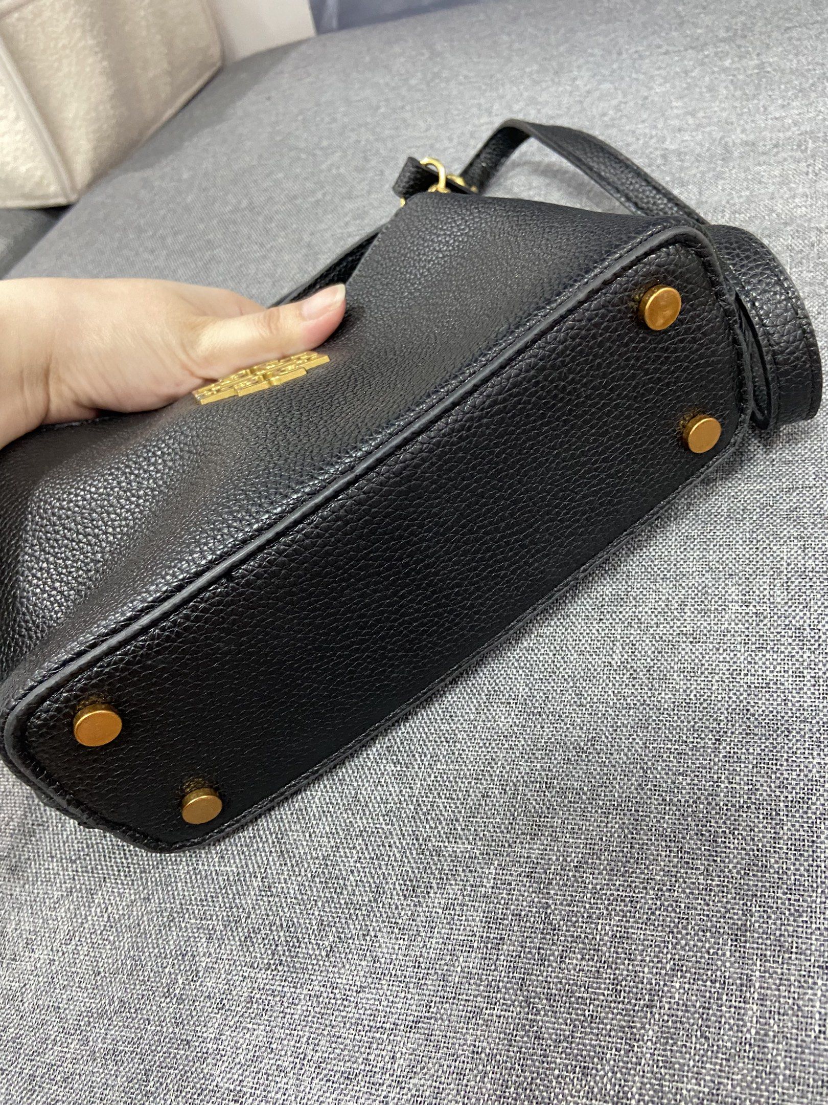 Black Crossbody Bag (Category: Luxury Bags & Wallets) located in Manila. Submitted by anneoyinggg (Listing ID 1417568968, Image 3). Description: - Black crossbody bag - Top handle - Detachable shoulder strap - Protective feet .