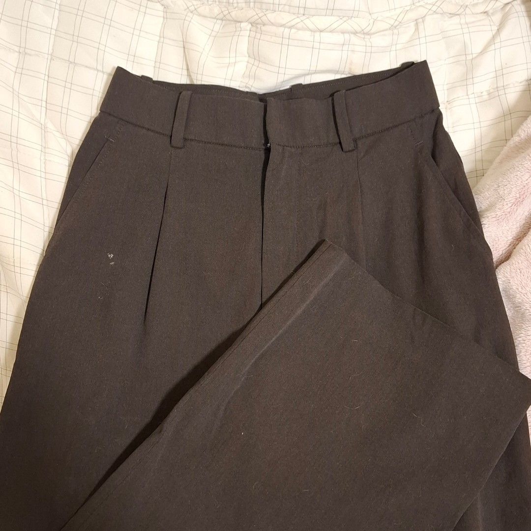 Uniqlo Pleated Wide Smart Pants (Category: Other Bottoms) located in Naguilian. Submitted by lieph26057 (Listing ID 1417421375, Image 3). Description: W: 24in L: 38.5 in.