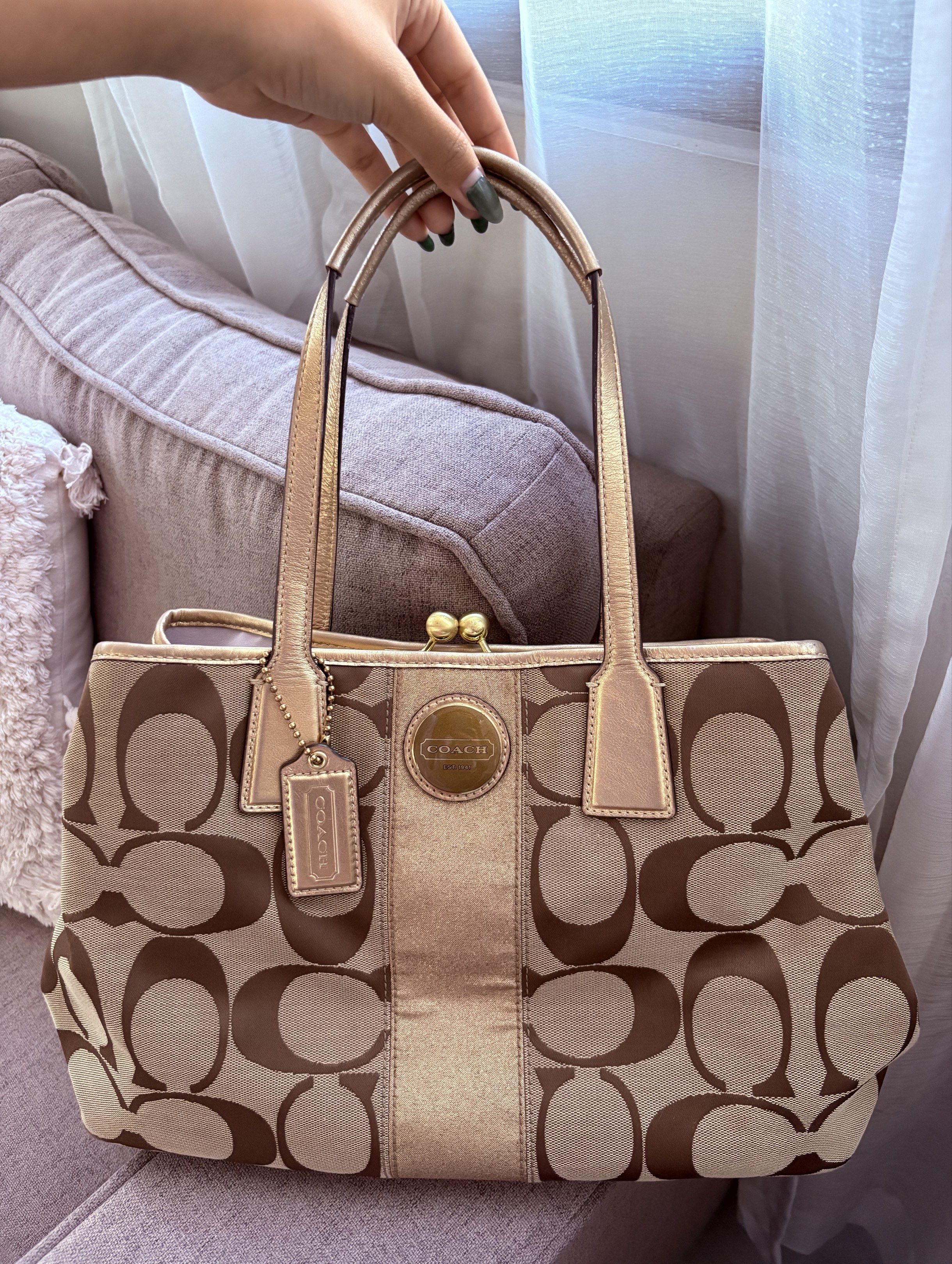 Vintage Authentic Coach Tote Bag (Category: Luxury Bags & Wallets) located in Manila. Submitted by jayesng (Listing ID 1417470297, Image 1). Description: Well-loved & taken care of. Perfect for everyday use. With minimal signs of usage. Can provide more pictures and videos upon request..