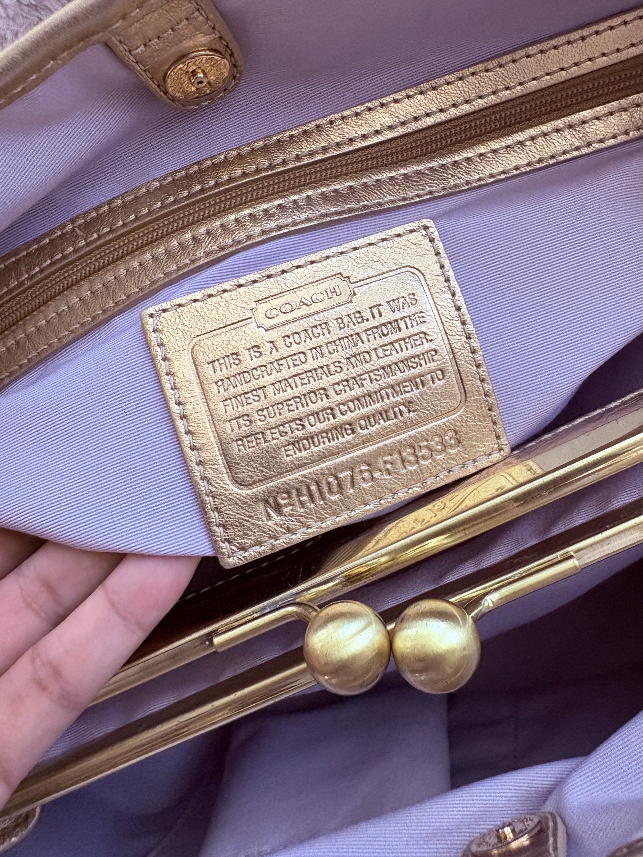 Vintage Authentic Coach Tote Bag (Category: Luxury Bags & Wallets) located in Manila. Submitted by jayesng (Listing ID 1417470297, Image 3). Description: Well-loved & taken care of. Perfect for everyday use. With minimal signs of usage. Can provide more pictures and videos upon request..
