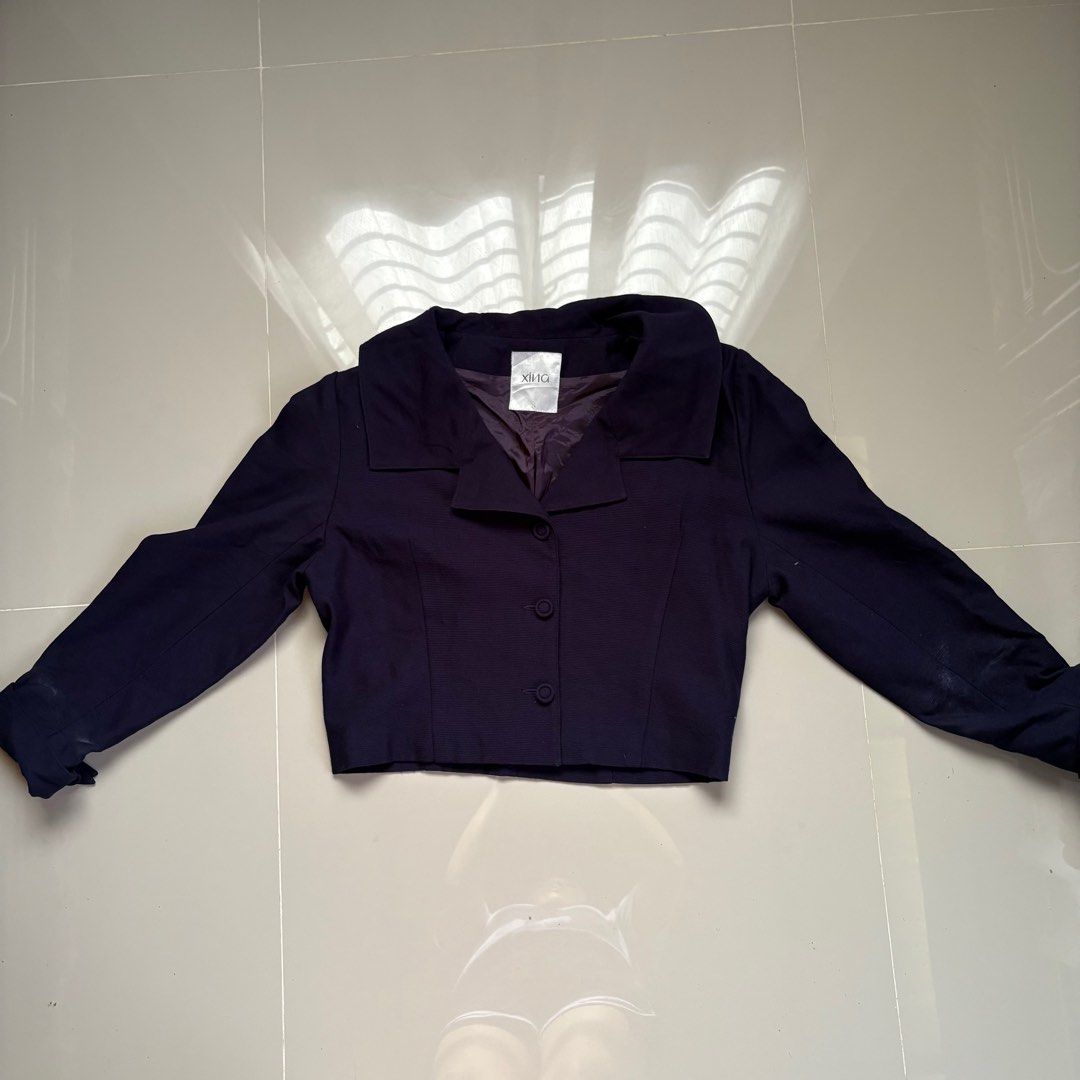 Vintage Cropped Blazer (Category: Coats, Jackets and Outerwear) located in Murcia. Submitted by shansdecluttering (Listing ID 1417473780, Image 1). Description: Vintage Navy Blue color Size- Small to Medium.