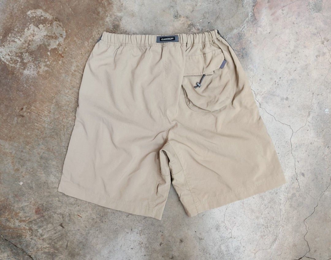 VINTAGE NIKE ACG NYLON SHORT (Category: Activewear) located in Davao. Submitted by st333tcartel (Listing ID 1417480699, Image 2). Description: Large Width 26-32 Length 20 Leg opening 19.