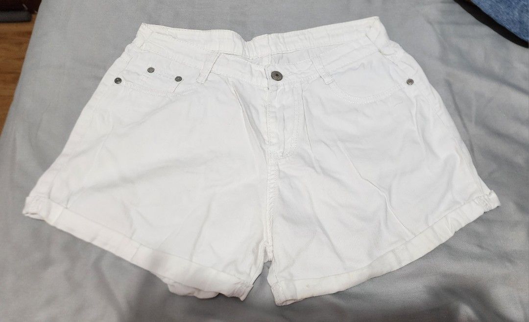 White Denim Shorts (Category: Shorts) located in Imus. Submitted by sashafame (Listing ID 1417549332, Image 1). Description: - Classic white denim shorts - High-waisted design - Button closure - Front and back pockets - Made from sturdy denim -size 30 - Ideal for casual outfits -need to wash.