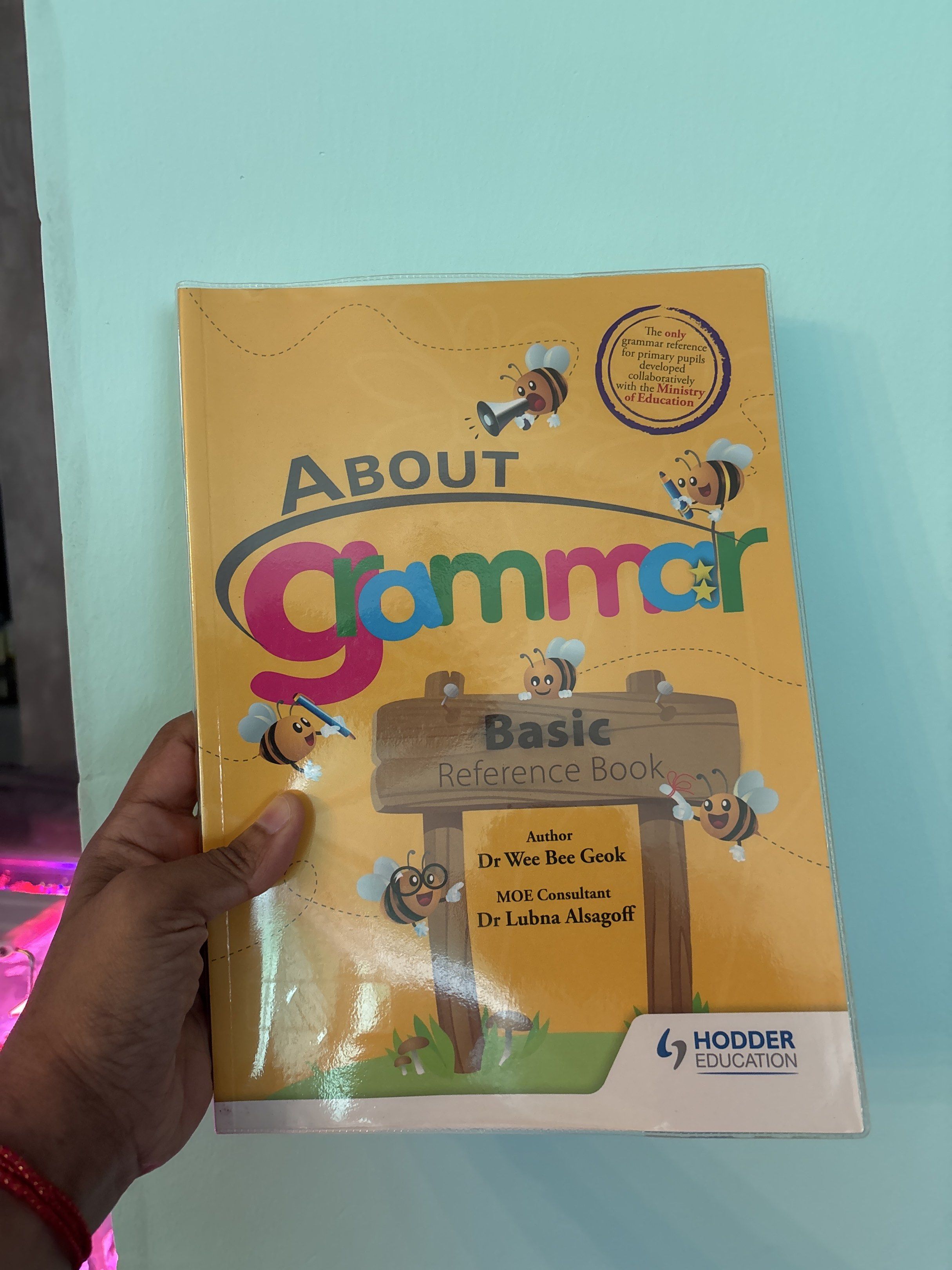 About Grammar Basic Reference Book (Category: Assessment Books) located in Singapore. Submitted by vinothini.vijayan5 (Listing ID 1417675928, Image 1). Description: - Grammar reference book for primary school students. - Authored by Dr Wee Bee Geok and MOE Consultant Dr Lubna Alsagoff. - Helps students improve grammar skills. Includes smartpac postage .