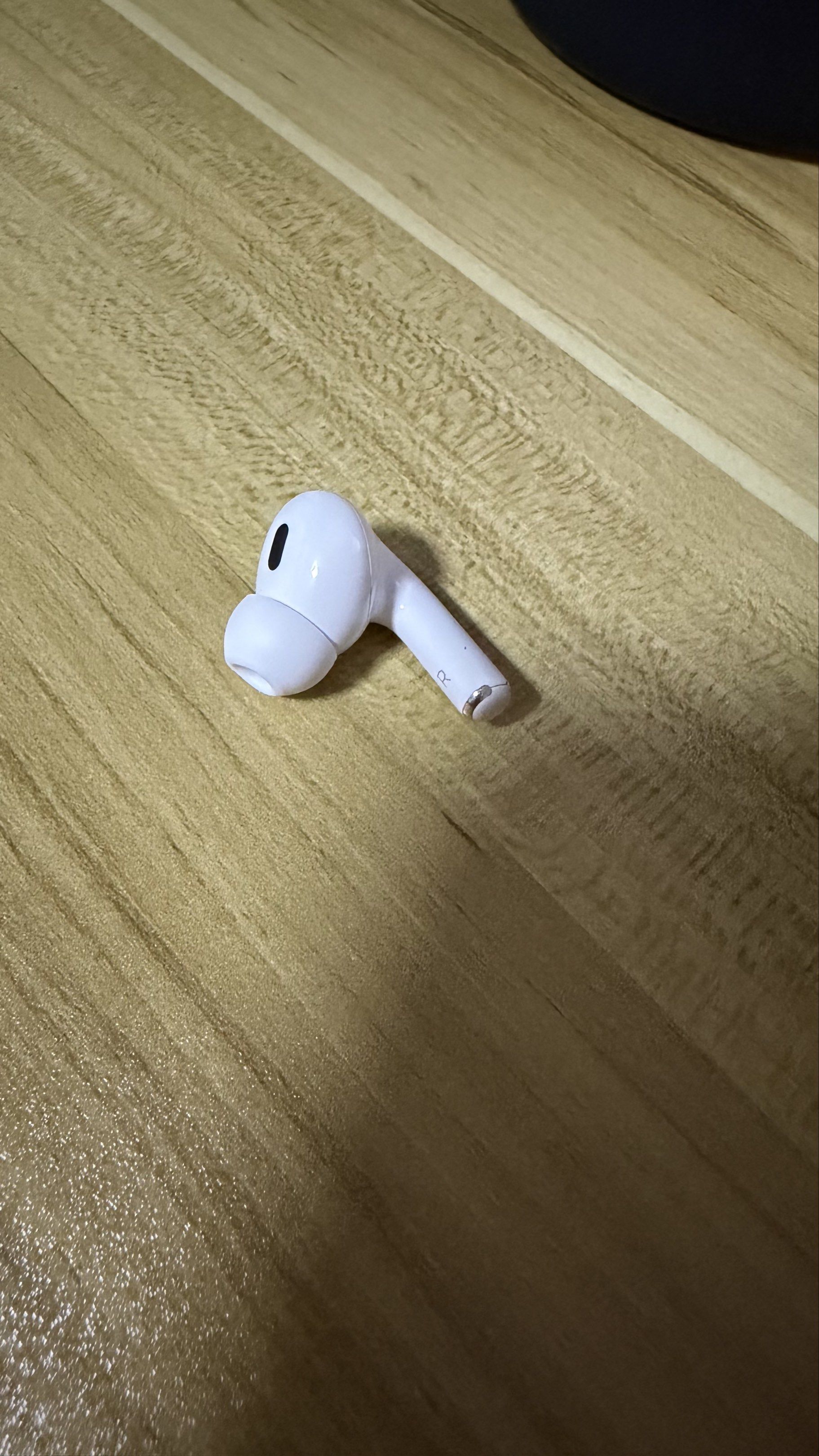 AirPods Pro 2 A2698 Right Pod Lightning (Category: Earphones) located in Taytay. Submitted by prelovedbybenny (Listing ID 1417751431, Image 1). Description: Airpods Pro 2 A2698 Right Pod Lightning - Used but in good condition RFS: Upgrade MOP: Pay as you order via GCash/QRPH Delivery: Lalamove, GrabExpress, MoveIt, Angkas (c/o buyer).