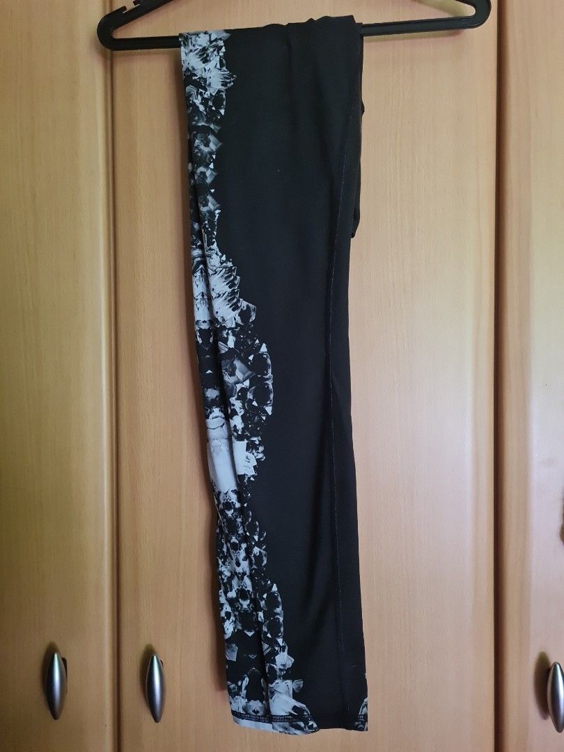 Alo / Lululemon Yoga XS Leggings (Category: Activewear) located in Singapore. Submitted by annafawnings (Listing ID 1417620997, Image 3). Description: condition as shown in pic tag for lulu has been cut - size will fit uk6 $18 per piece take all at $48 including postage contact for other location for meetup.