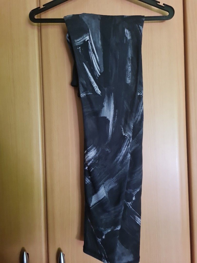 Alo / Lululemon Yoga XS Leggings (Category: Activewear) located in Singapore. Submitted by annafawnings (Listing ID 1417620997, Image 1). Description: condition as shown in pic tag for lulu has been cut - size will fit uk6 $18 per piece take all at $48 including postage contact for other location for meetup.