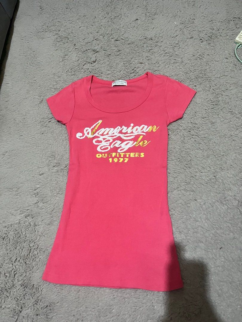 American Eagle Outfitters T-shirt (Category: Shirts) located in Manila. Submitted by lovedbynixe (Listing ID 1417665186, Image 1). Description: -American Eagle Outfitters t-shirt ₱210 Small to medium Super ganda and nakakaputi Perfect ipartner to white pants/shorts Mop gcash Loc pamp - Pink color - Scoop neck - Brand name and 'Outfitters 1977' printed on front - Short sleeves - Soft, lightweight fabric.