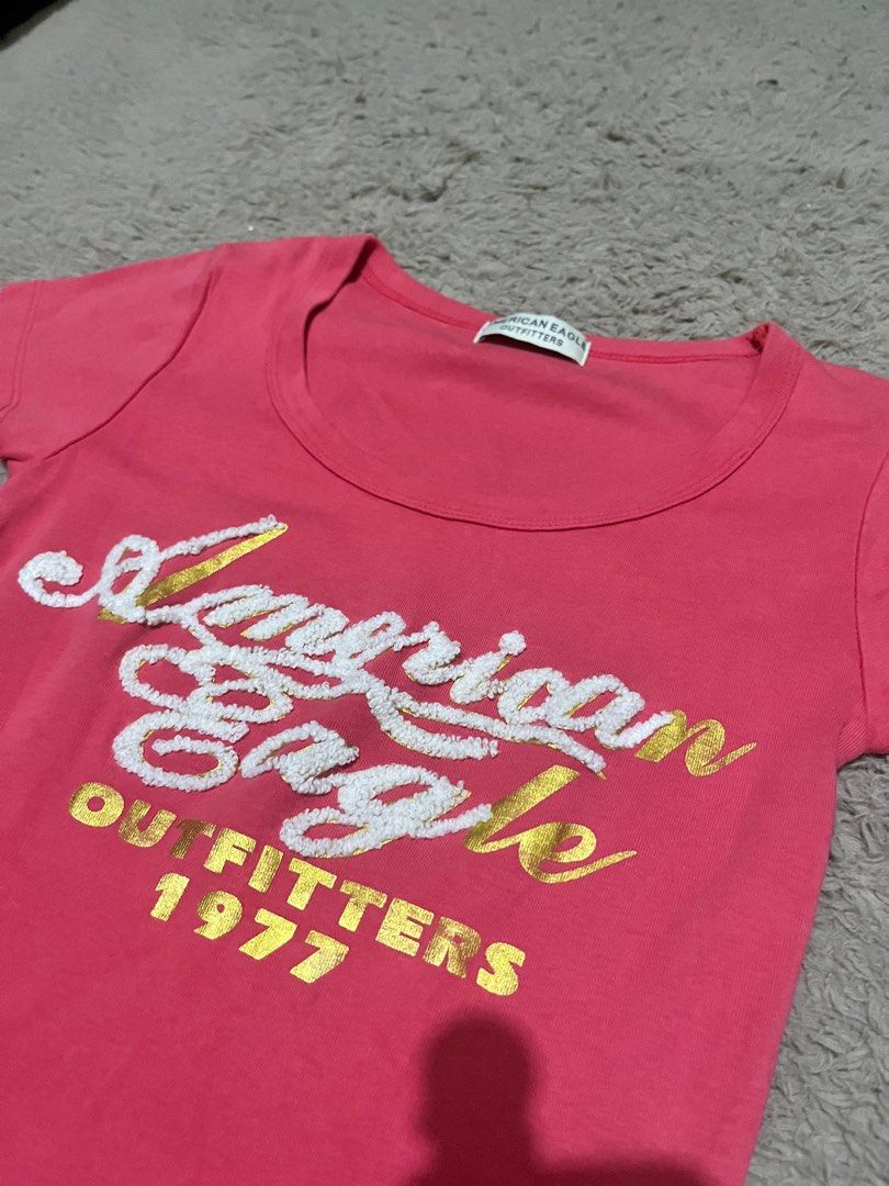 American Eagle Outfitters T-shirt (Category: Shirts) located in Manila. Submitted by lovedbynixe (Listing ID 1417665186, Image 2). Description: -American Eagle Outfitters t-shirt ₱210 Small to medium Super ganda and nakakaputi Perfect ipartner to white pants/shorts Mop gcash Loc pamp - Pink color - Scoop neck - Brand name and 'Outfitters 1977' printed on front - Short sleeves - Soft, lightweight fabric.
