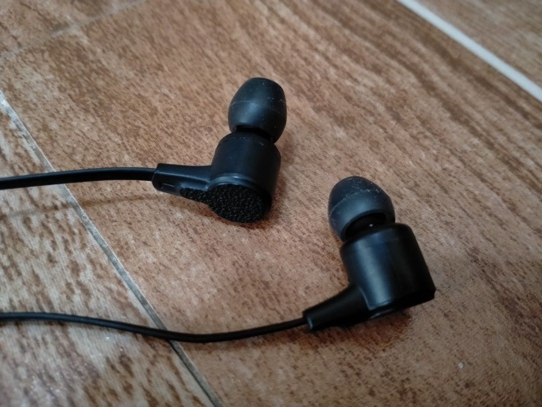 ASDA TECH IN EAR EARPHONE FOR IPHONE (Category: Earphones) located in Cabuyao City. Submitted by Bike_Clothing10 (Listing ID 1417684549, Image 3). Description: READ FIRST.. FOR SALE: ASDA TECH IN EAR EARPHONE FOR IPHONE Excellent Condition Looks New 3.5mm Jack With noise cancellation/VC All working Loud Sound / Bass Excellent Sound Quality Legit PRICE: 800 + SF PICK UP OR SHIPPING ONLY LOC: Cabuyao Laguna -NO COD/COP- PM FOR INQUIRIES.. -Thanks-.