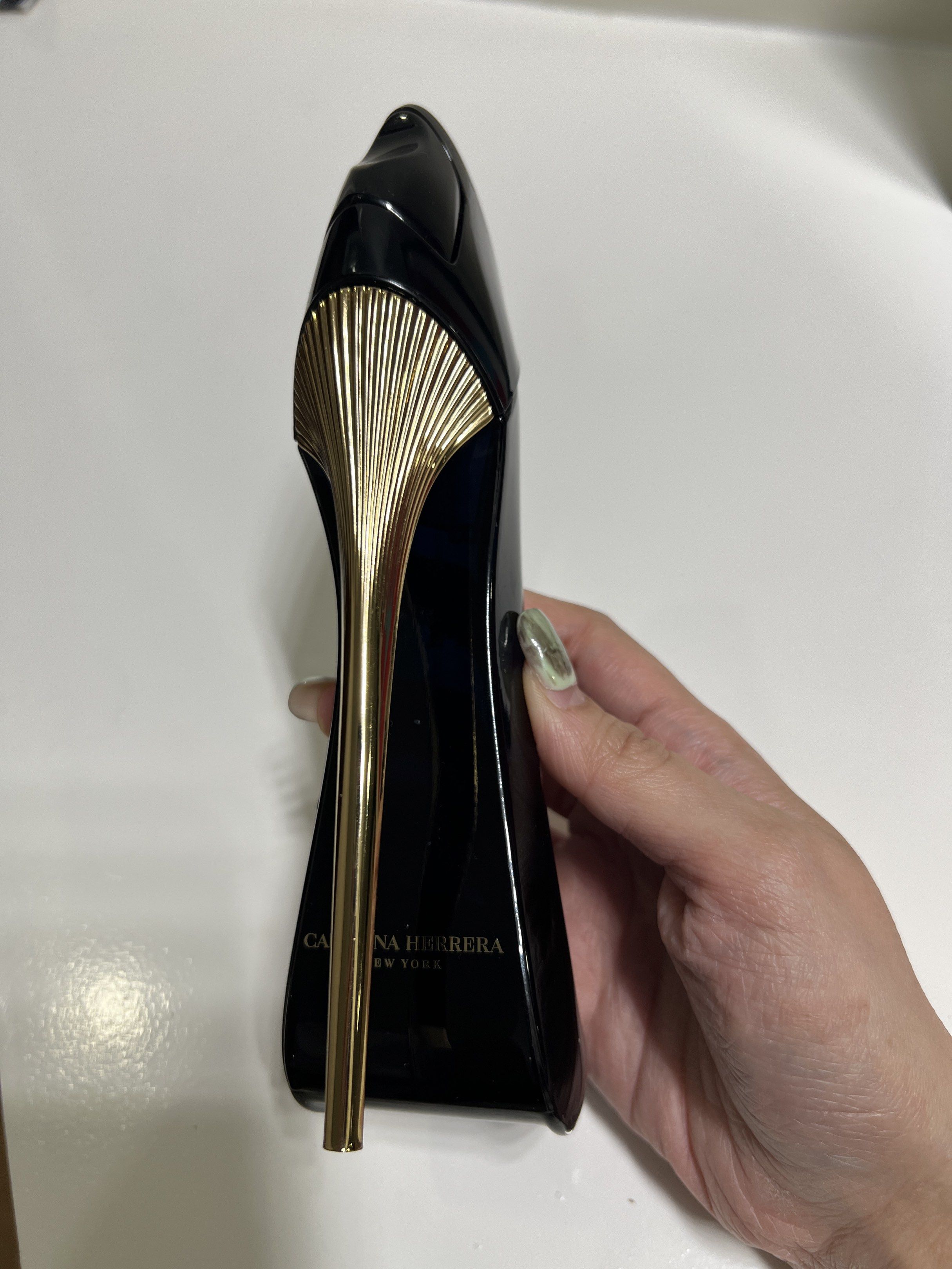 AUTHENTIC Carolina Herrera Good Girl 80ml (Category: Fragrance & Deodorants) located in Makati City. Submitted by skrunkly (Listing ID 1417724451, Image 3). Description: - see last pic for juice level, dami pa laman - 80ml size - Includes original box - bought from Rustans Makati, NOT a US tester or whatever they tell you; I’m pretty sure those are fake, this is real!! hahaha - would prefer to grab or lalamove this to minimize risk in transit! RF