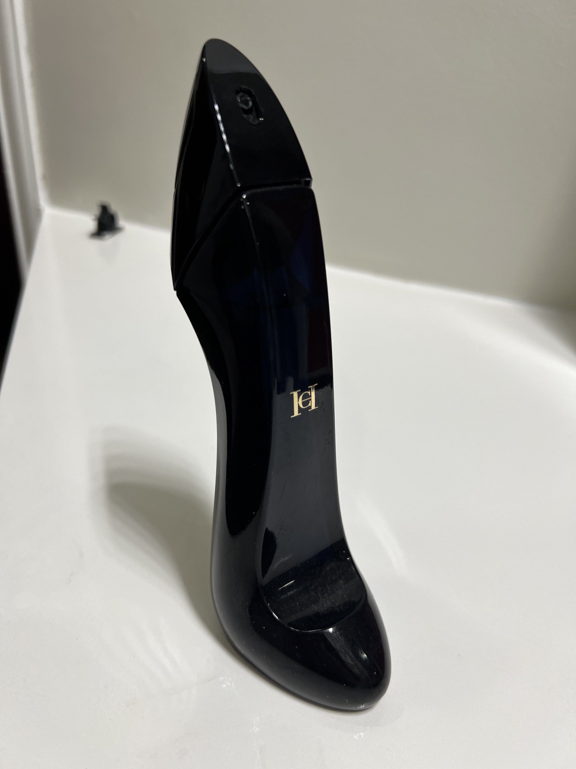AUTHENTIC Carolina Herrera Good Girl 80ml (Category: Fragrance & Deodorants) located in Makati City. Submitted by skrunkly (Listing ID 1417724451, Image 2). Description: - see last pic for juice level, dami pa laman - 80ml size - Includes original box - bought from Rustans Makati, NOT a US tester or whatever they tell you; I’m pretty sure those are fake, this is real!! hahaha - would prefer to grab or lalamove this to minimize risk in transit! RF