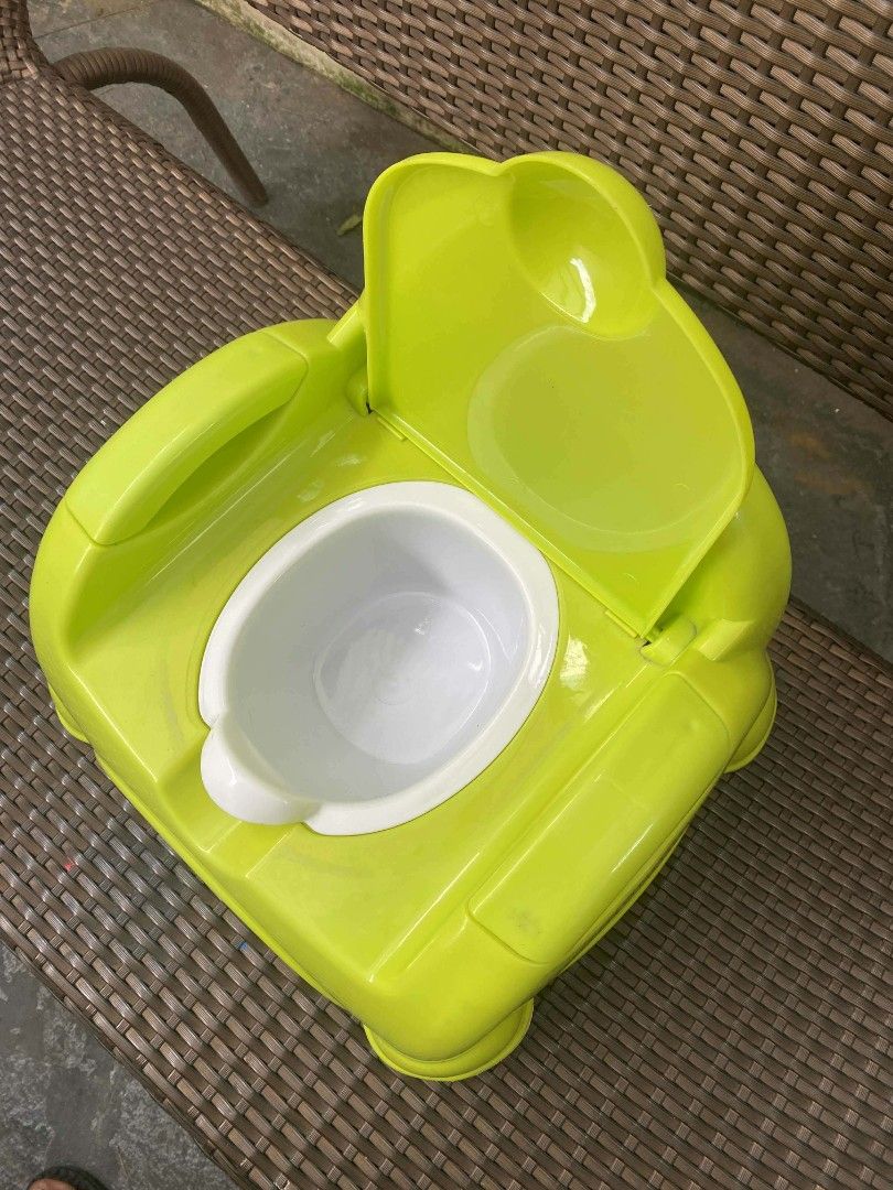 Baby Chair Potty Training Seat (Category: Toilet Training) located in Quezon City. Submitted by Ola_G (Listing ID 1417727802, Image 2). Description: bought from SM bright green color Unisex for both girls and boys.