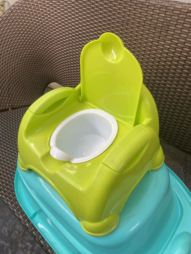 Baby Chair Potty Training Seat (Category: Toilet Training) located in Quezon City. Submitted by Ola_G (Listing ID 1417727802, Image 1). Description: bought from SM bright green color Unisex for both girls and boys.