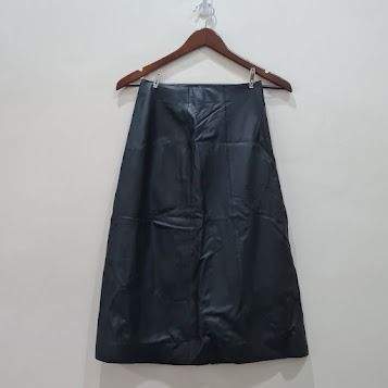 Black Leather Skirt (Category: Skirts) located in Marikina City. Submitted by repurpose_studio (Listing ID 1417654390, Image 1). Description: - Black leather skirt - Features vertical seams - Suitable for various occasions Notes: - Colors may appear different due to lighting and photo conditions - No returns, exchanges and refunds #blackskirt #leatherskirt #midskirt #prelovedph #ukayph #thriftph #womenswear #casualwear #repurposestudio #ukayfind 