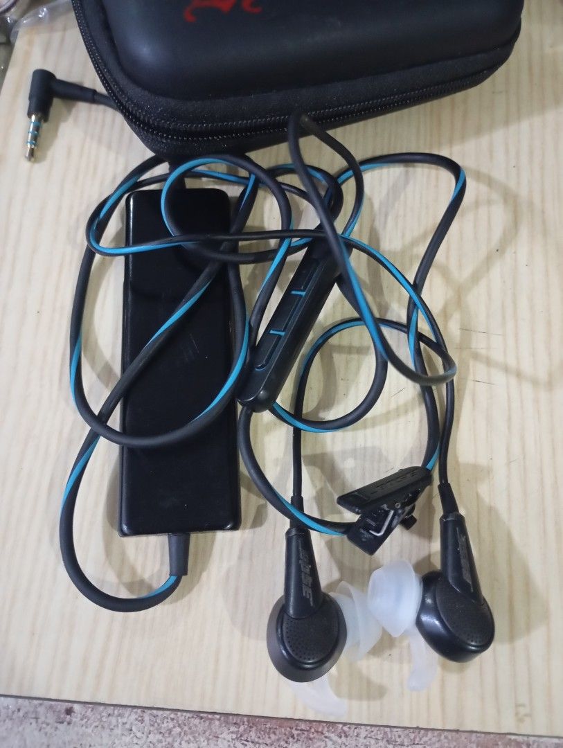 Bose Qc 20 earphones (Category: Earphones) located in Las Pinas. Submitted by quick_deals_great_finds2 (Listing ID 1417774008, Image 2). Description: Original good working condition Noise canceling.