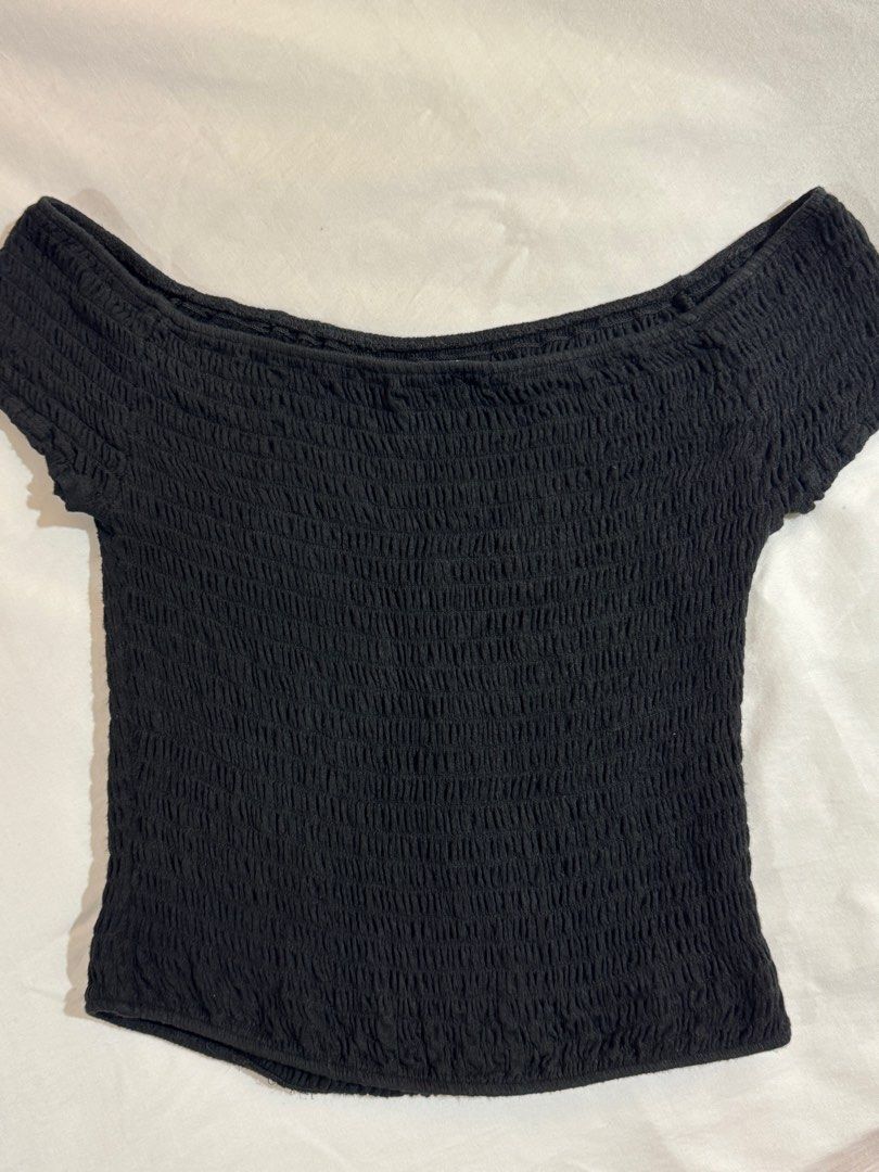 Brandy Melville Off Shoulder Top (Category: Sleeveless) located in Quezon City. Submitted by envti (Listing ID 1417724280, Image 3). Description: Off shoulder top and its stretchy so it can fit upto M!.