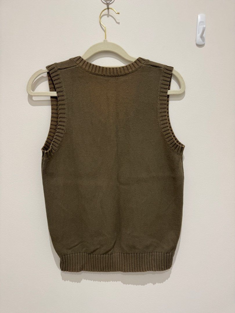 Brandy Melville Vest Top (Category: Sleeveless) located in Quezon City. Submitted by envti (Listing ID 1417774968, Image 2). Description: Fits up to M! .