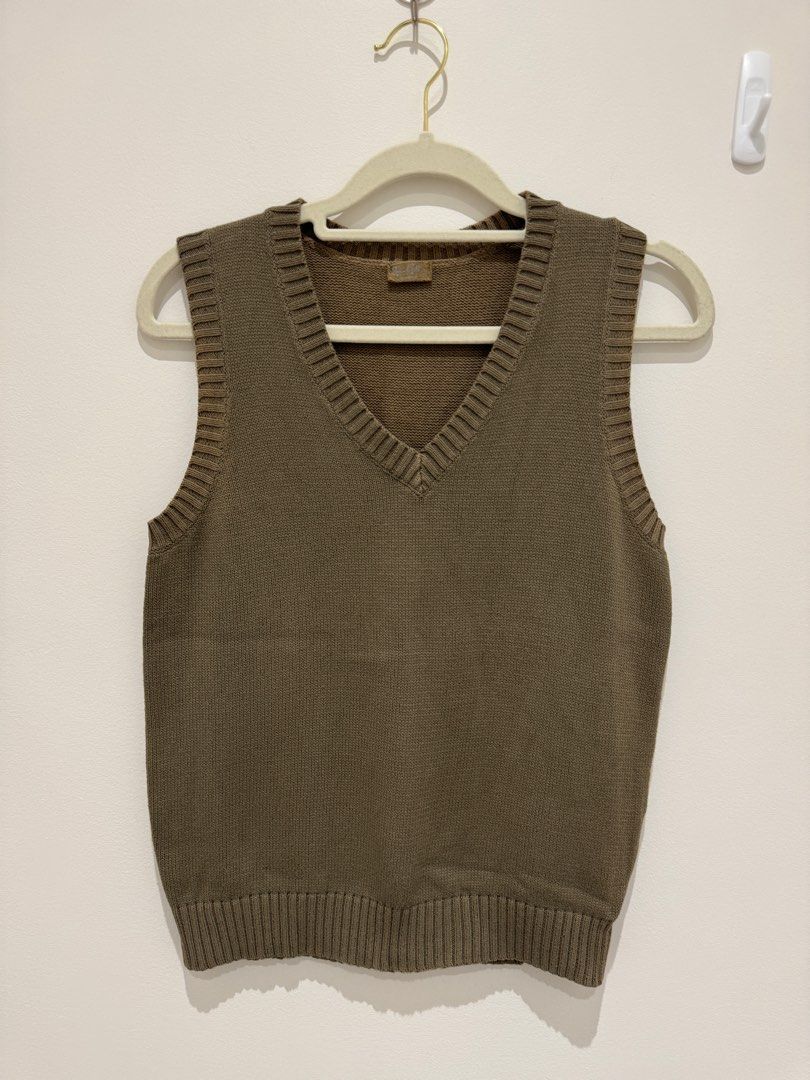 Brandy Melville Vest Top (Category: Sleeveless) located in Quezon City. Submitted by envti (Listing ID 1417774968, Image 1). Description: Fits up to M! .