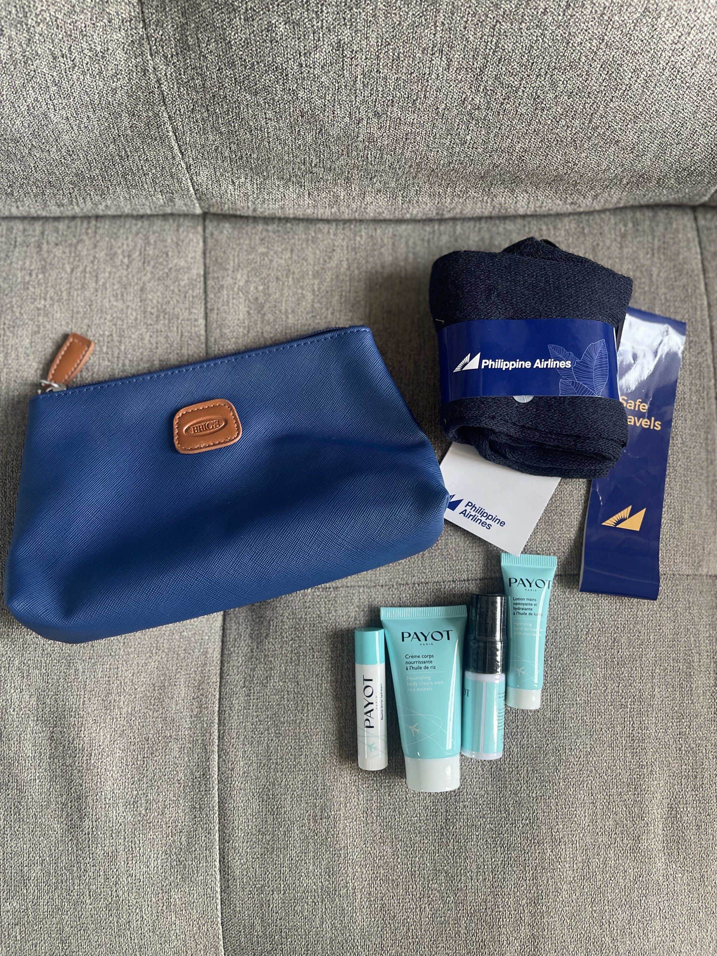 Brics Cosmetic Pouch (Category: Luxury Bags & Wallets) located in Quezon City. Submitted by meemeec (Listing ID 1417616908, Image 1). Description: .