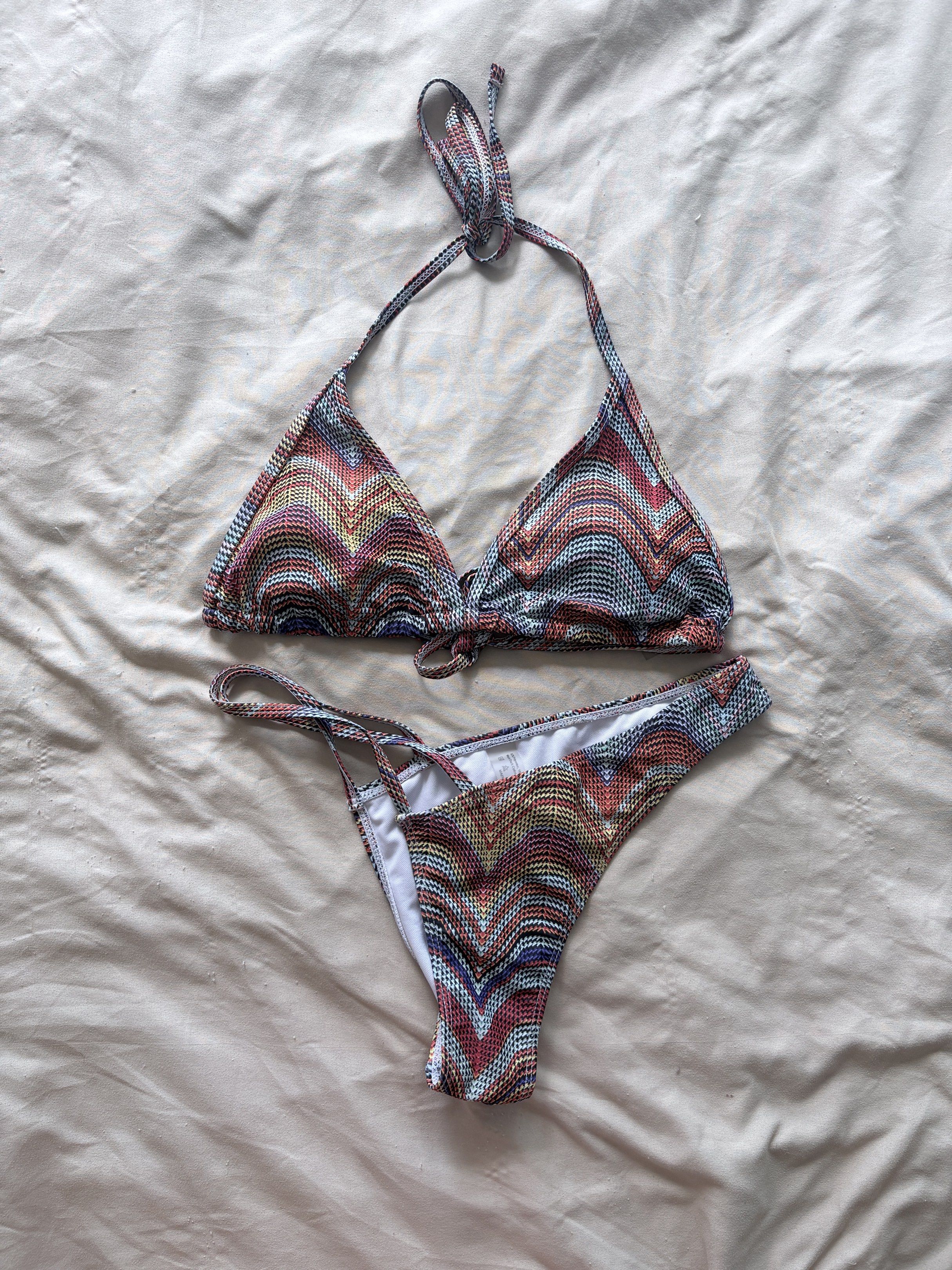 Chevron Pattern Bikini Set (Category: Bikinis & Swimsuits) located in Taguig. Submitted by supitsbea (Listing ID 1417801021, Image 1). Description: .