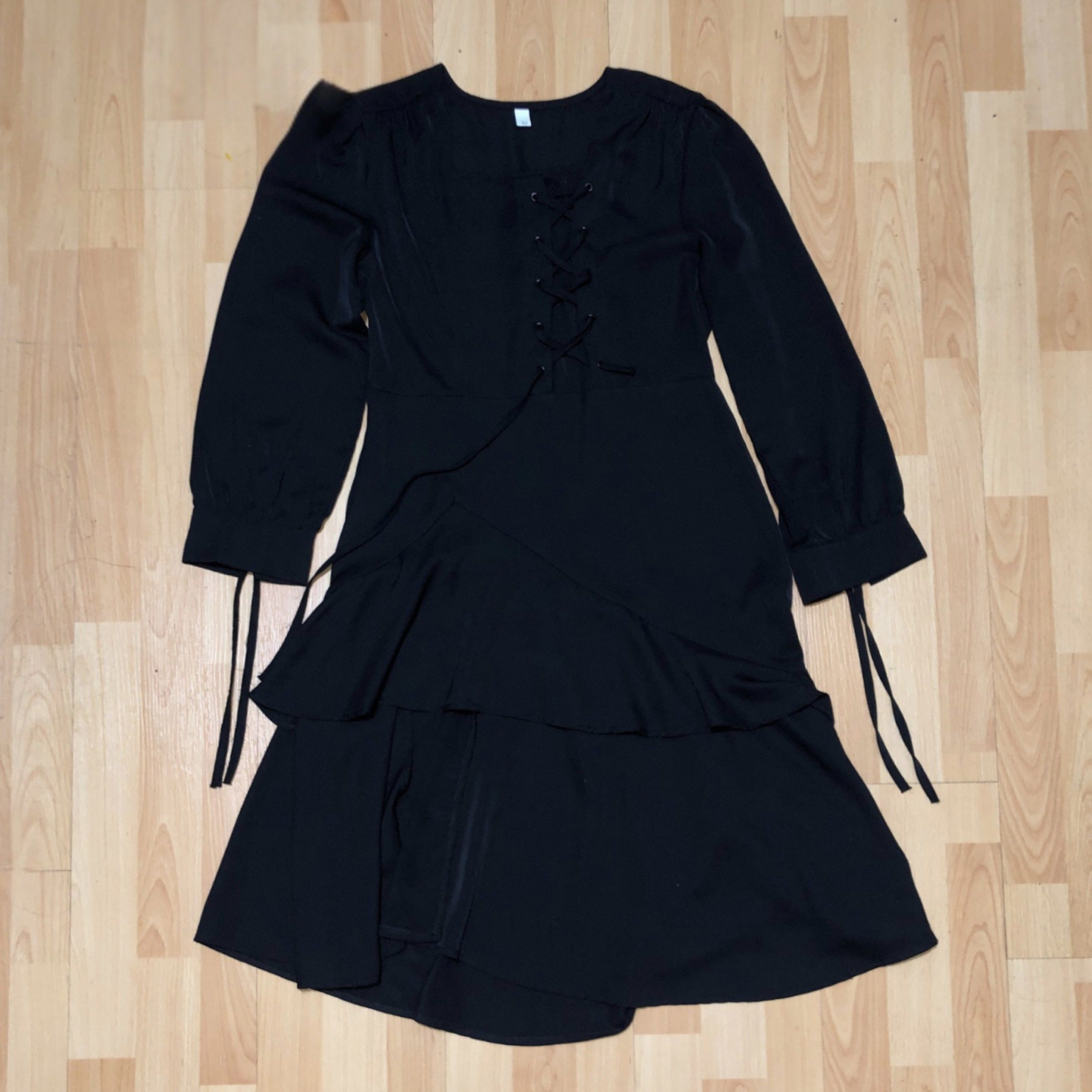 Classic Black Gothic Ruffle Dress (Category: Dresses) located in Manila. Submitted by aehls (Listing ID 1417634758, Image 2). Description: ⋆ width 34 ⋆ sleeves 27 ⋆ length 41 ❦ mine @ 199 PHP note ! color may vary due to lighting .