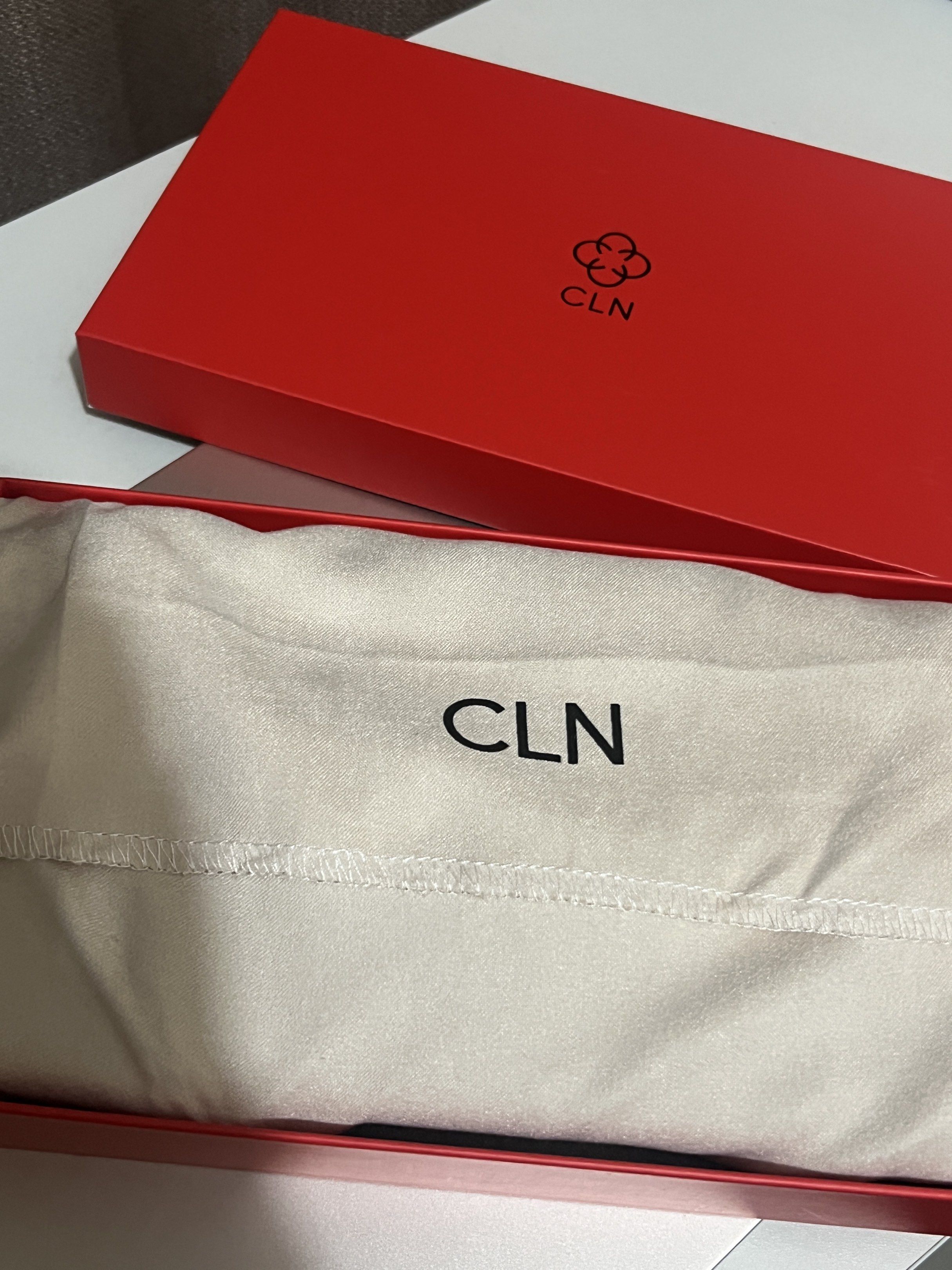 CLN Wallet with Chain (Category: Luxury Bags & Wallets) located in Quezon City. Submitted by heyyybabe (Listing ID 1417783757, Image 2). Description: - CLN wallet in a neutral color - Features a chain strap - Magnetic closure - Comes with original box and dust bag - Multiple card slots and compartments - Ideal for everyday or special use.